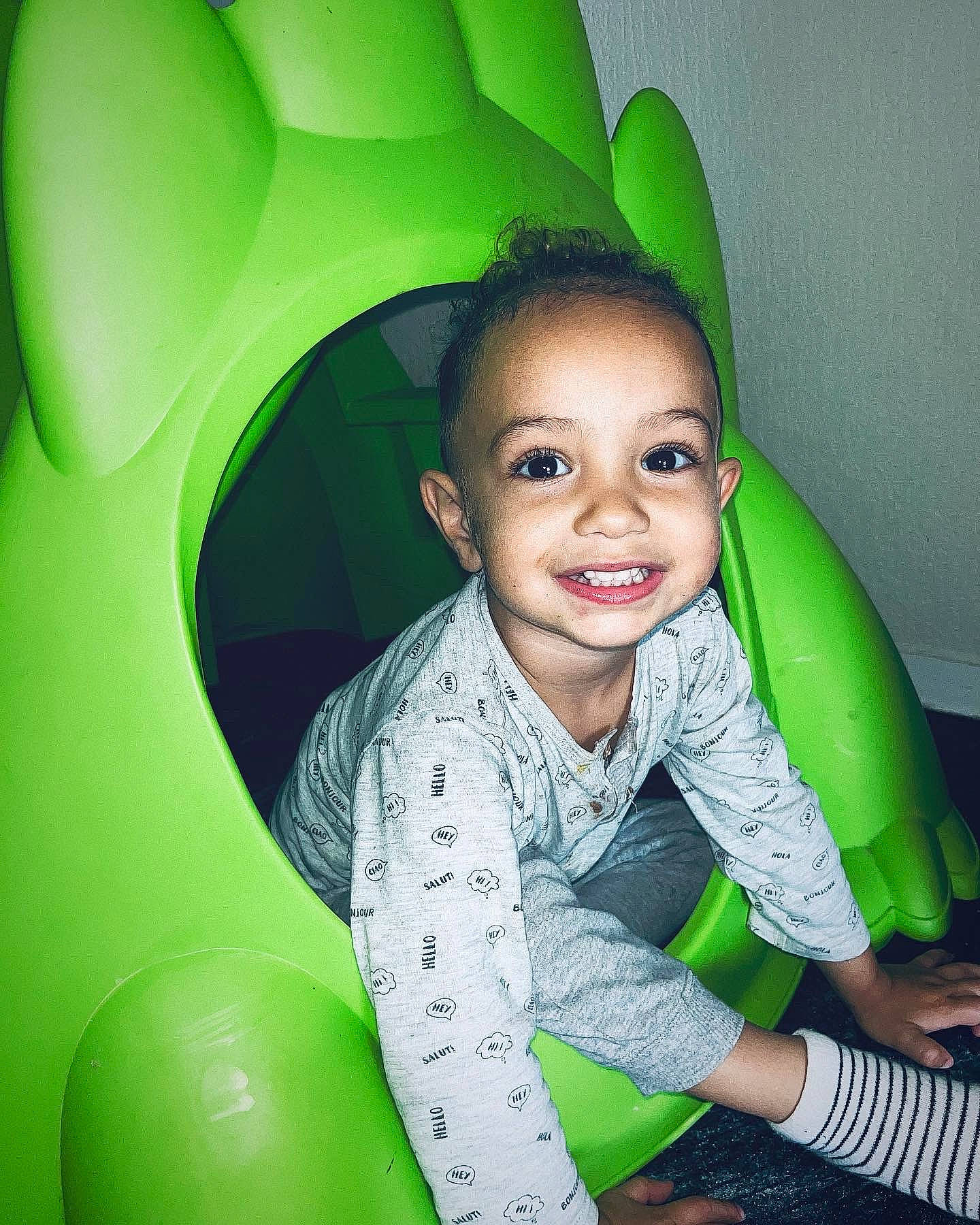Adam a rejoint le concours — aidez-le/la à gagner de superbes lots ! baby, baby_toddler_clothing, child, comfort, flash_photography, fun, grass, green, happy, joy, leisure, organ, outdoor_play_equipment, person, play, playground, recreation, sitting, smile, snapshot