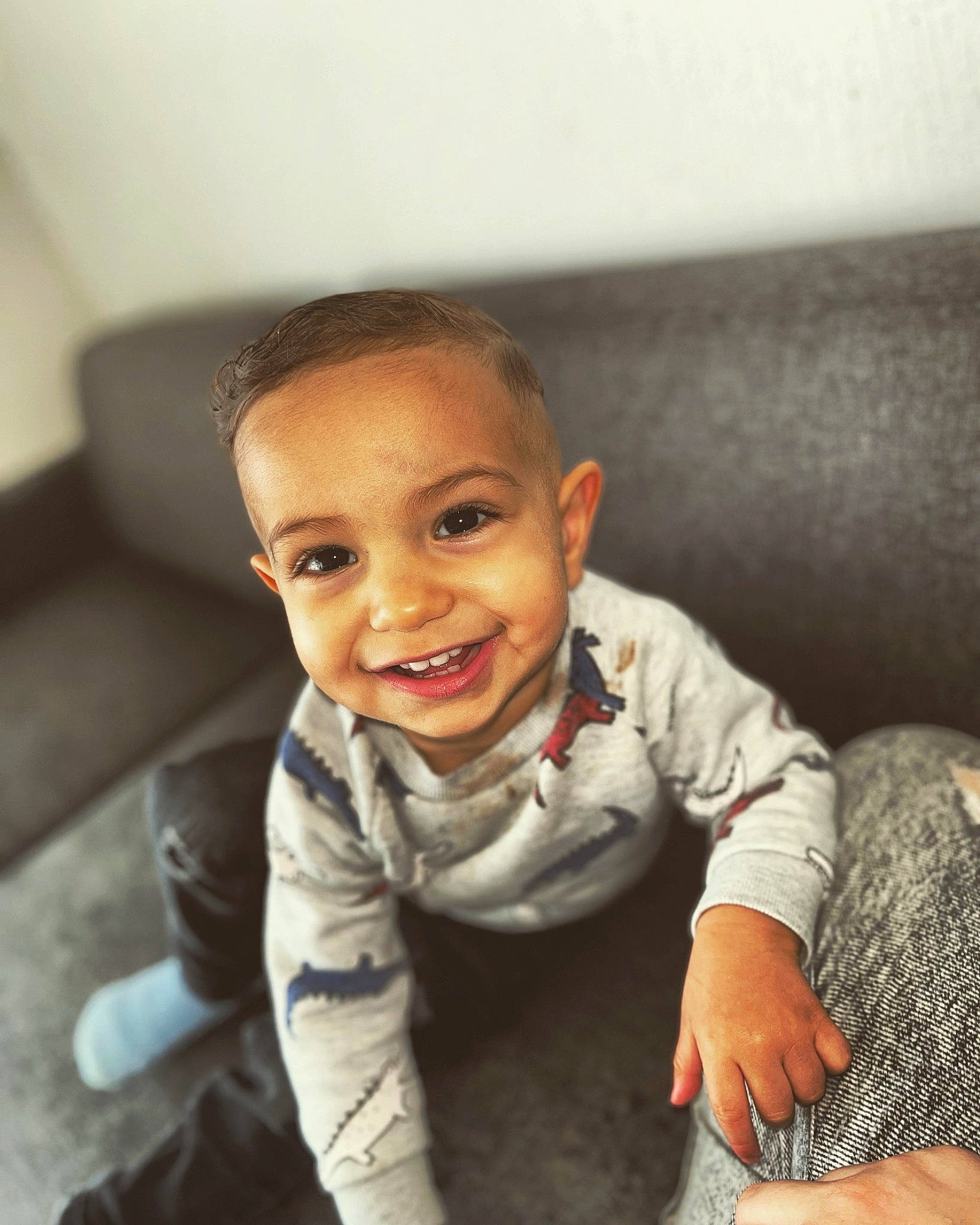 Adam a rejoint le concours — aidez-le/la à gagner de superbes lots ! baby_toddler_clothing, cheek, child, collar, comfort, couch, flash_photography, flooring, fun, happy, joy, laugh, mouth, nose, person, portrait_photography, room, sitting, sleeve, smile