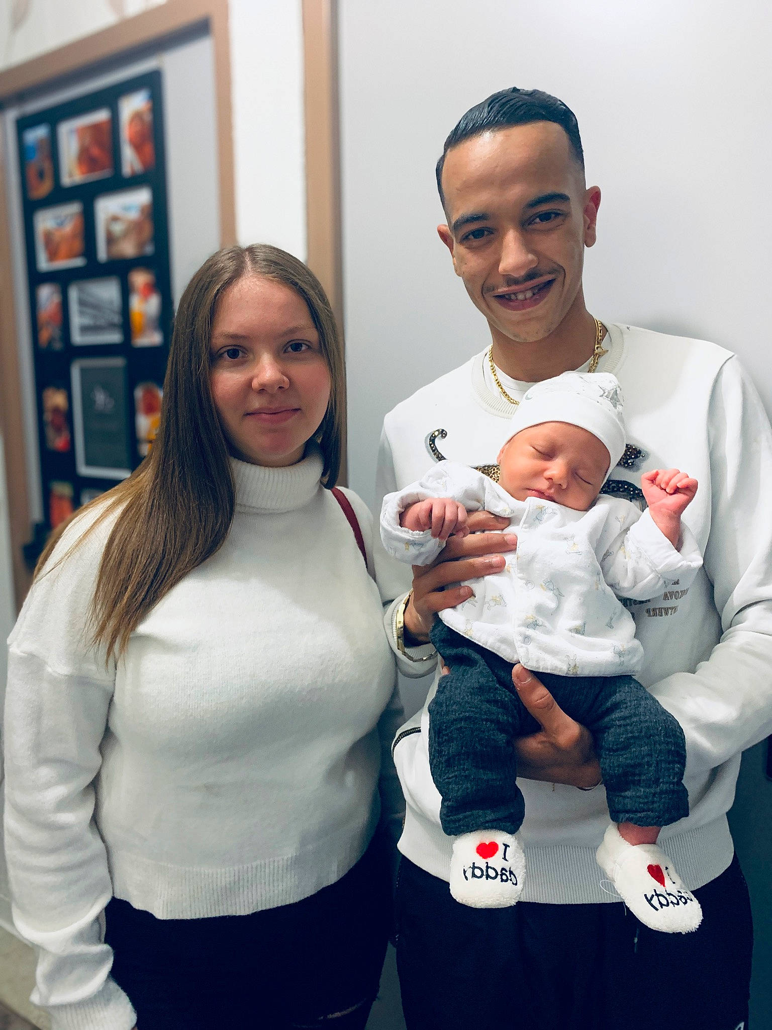 Adam participe au concours pour gagner de l'argent avec cette photo : baby, child, event, facial_expression, gesture, hairstyle, happy, head, headwear, joint, joy, muscle, person, picture_frame, shorts, shoulder, skin, sleeve, smile, standing