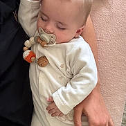 Naël a rejoint le concours — aidez-le/la à gagner de superbes lots ! baby, sleeping, pacifier, hand, pajamas, infant, child, cozy, soft, manicure, nails, resting, peaceful, cute, closeup, skin, fingers, comfort, indoor, blanket