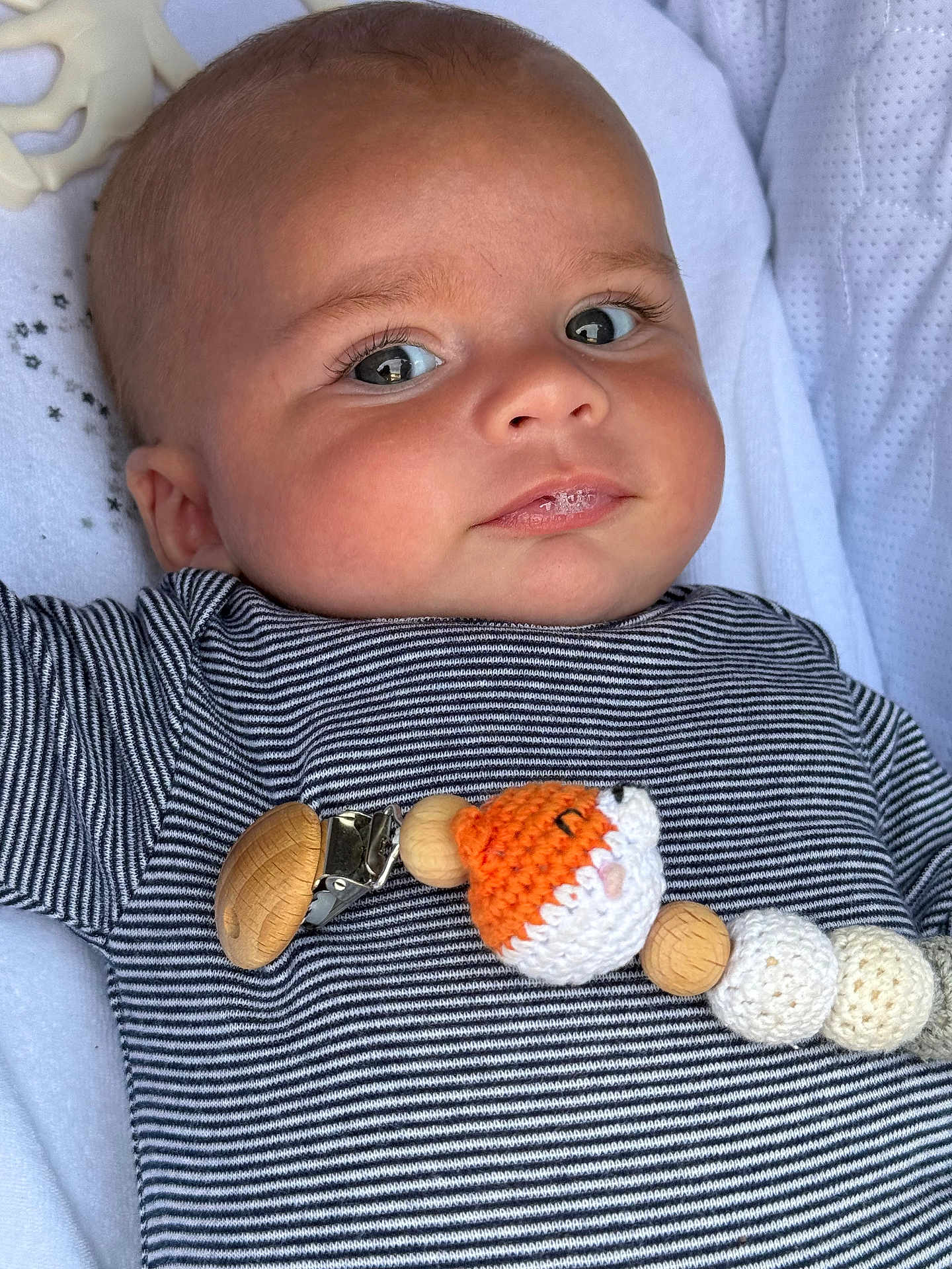 Naël participe au concours pour gagner de l'argent avec cette photo : baby, infant, face, eyes, smile, clothing, striped, toy, crochet, wooden_beads, blanket, soft, closeup, portrait, cute, child, young, skin, head, expression