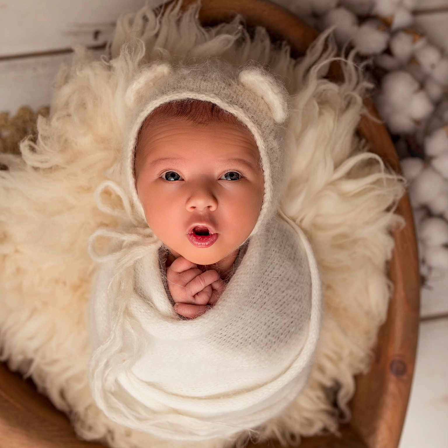 Liam a rejoint le concours — aidez-le/la à gagner de superbes lots ! baby, blanket, bonnet, clothing, crib, face, furniture, happy, hat, head, hood, infantbed, newborn, person, photography, portrait, yawning