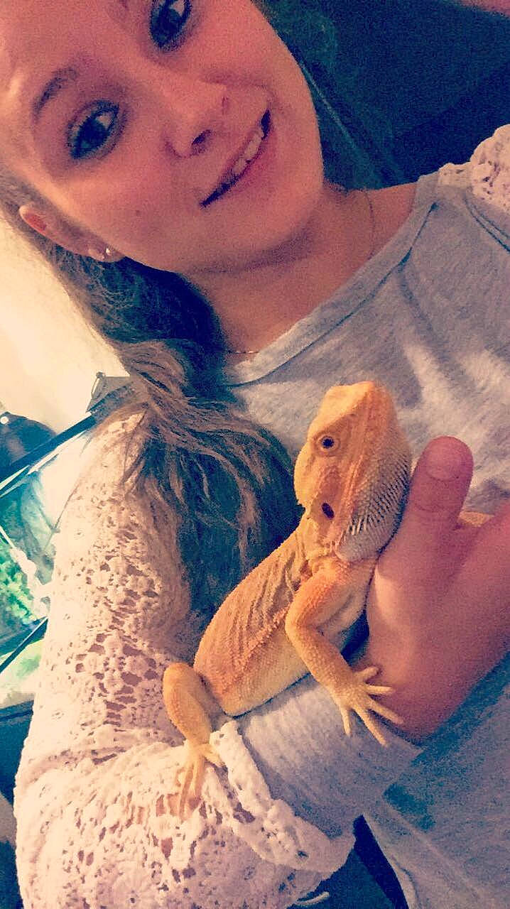 Matt participe au concours pour gagner de l'argent avec cette photo : blond, eye, finger, girl, hair, human_hair_color, joy, lip, mouth, nose, person, selfie