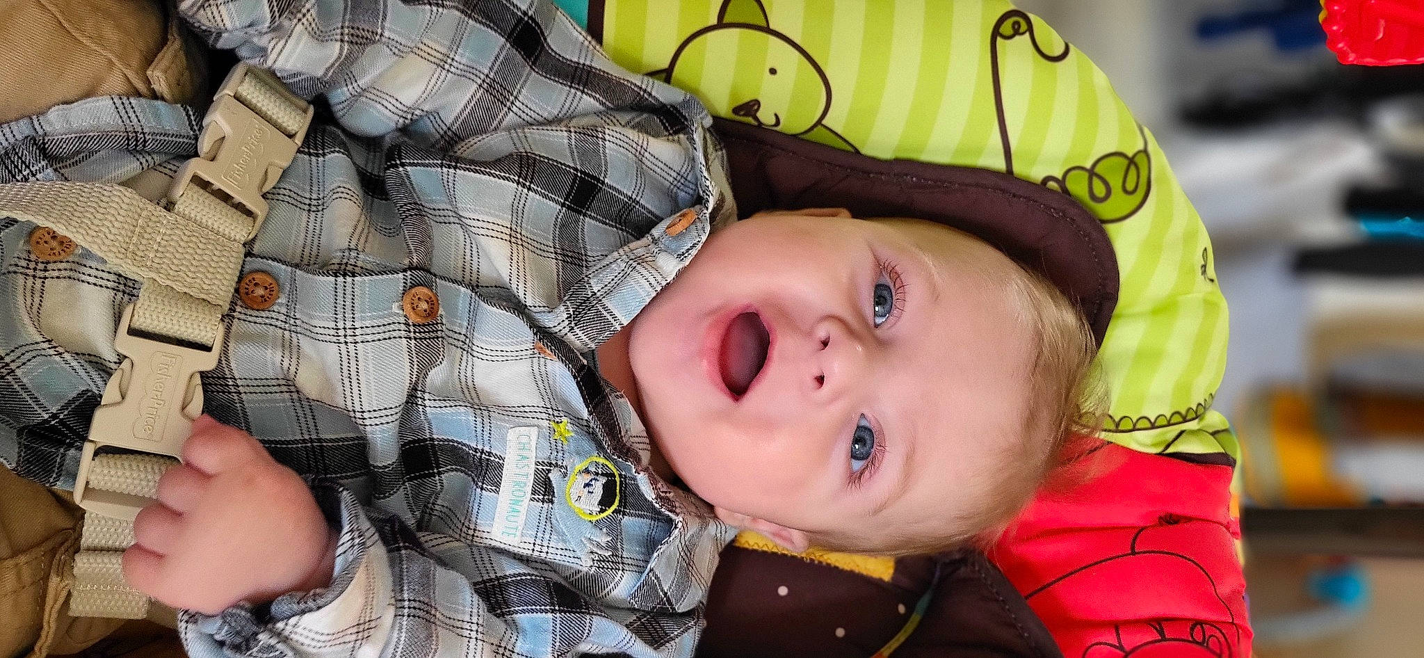 Milo participe au concours pour gagner de l'argent avec cette photo : baby, baby_toddler_clothing, cheek, child, comfort, eyelash, happy, hat, headgear, iris, lip, nose, pattern, person, plaid, skin, smile, sun_hat, tartan, toddler