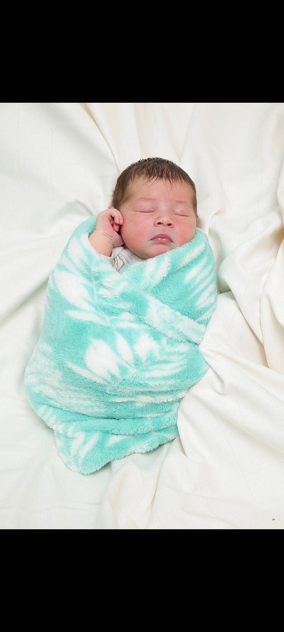 Kellian participe au concours pour gagner de l'argent avec cette photo : baby, baby_toddler_clothing, bedding, bedtime, blanket, cheek, child, comfort, event, iris, linens, magenta, nap, pattern, person, room, sleep, sleeve, textile, toddler