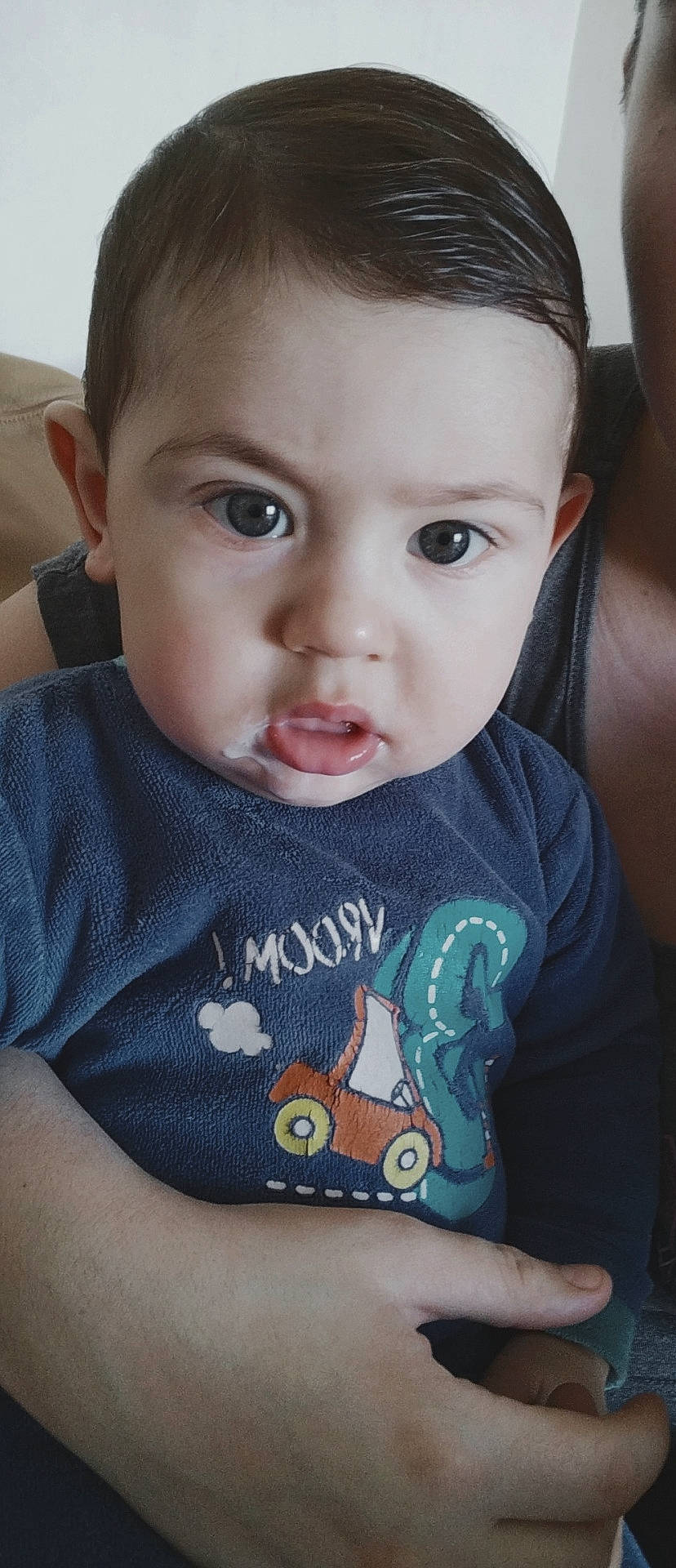 Kellian participe au concours pour gagner de l'argent avec cette photo : arm, cheek, chin, ear, eye, eyebrow, eyelash, face, forehead, hair, hairstyle, hand, head, lip, mouth, neck, nose, organ, person, shoulder