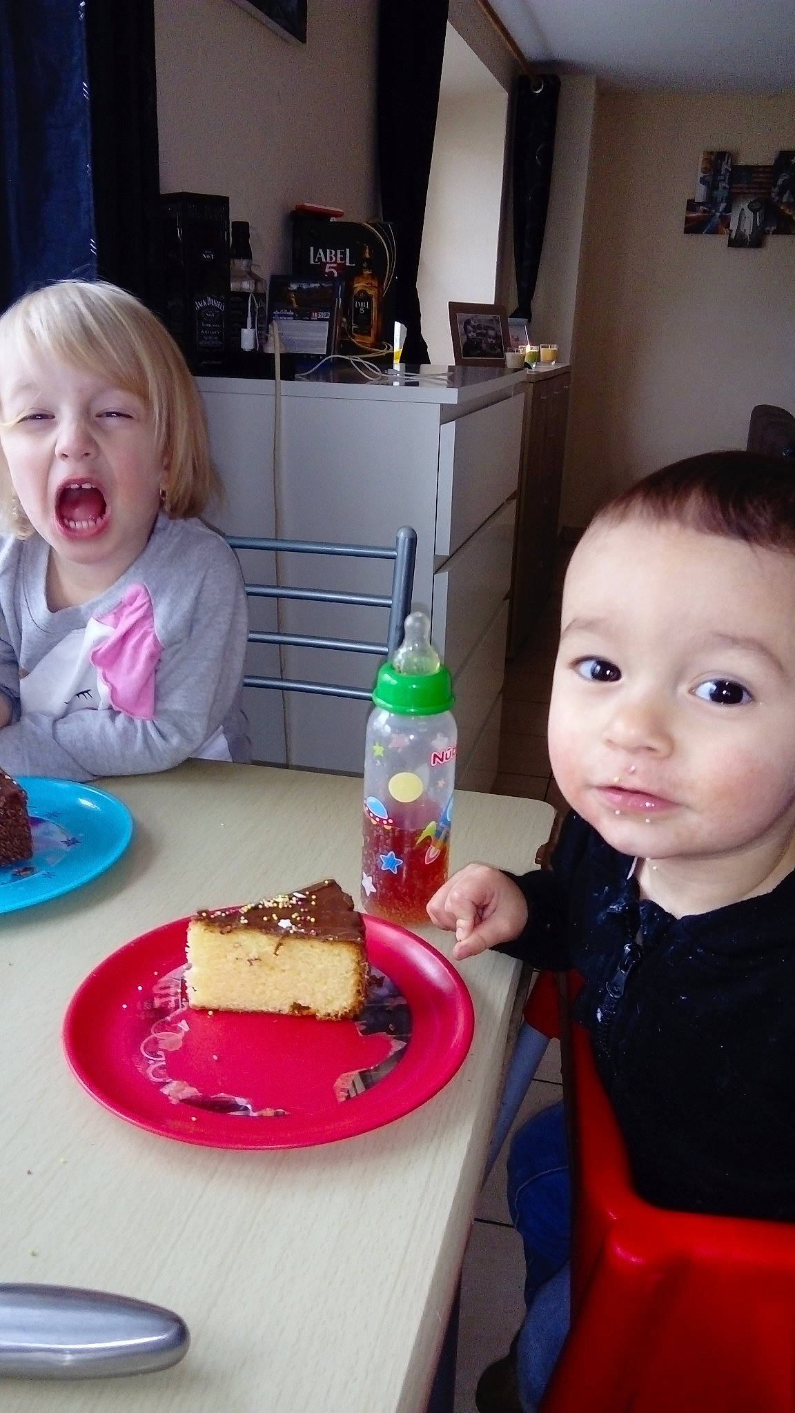 Ethan participe au concours pour gagner de l'argent avec cette photo : baking, birthday, cake, child, cuisine, day, eating, food, fun, infant, person, play, sweetness, table, toddler