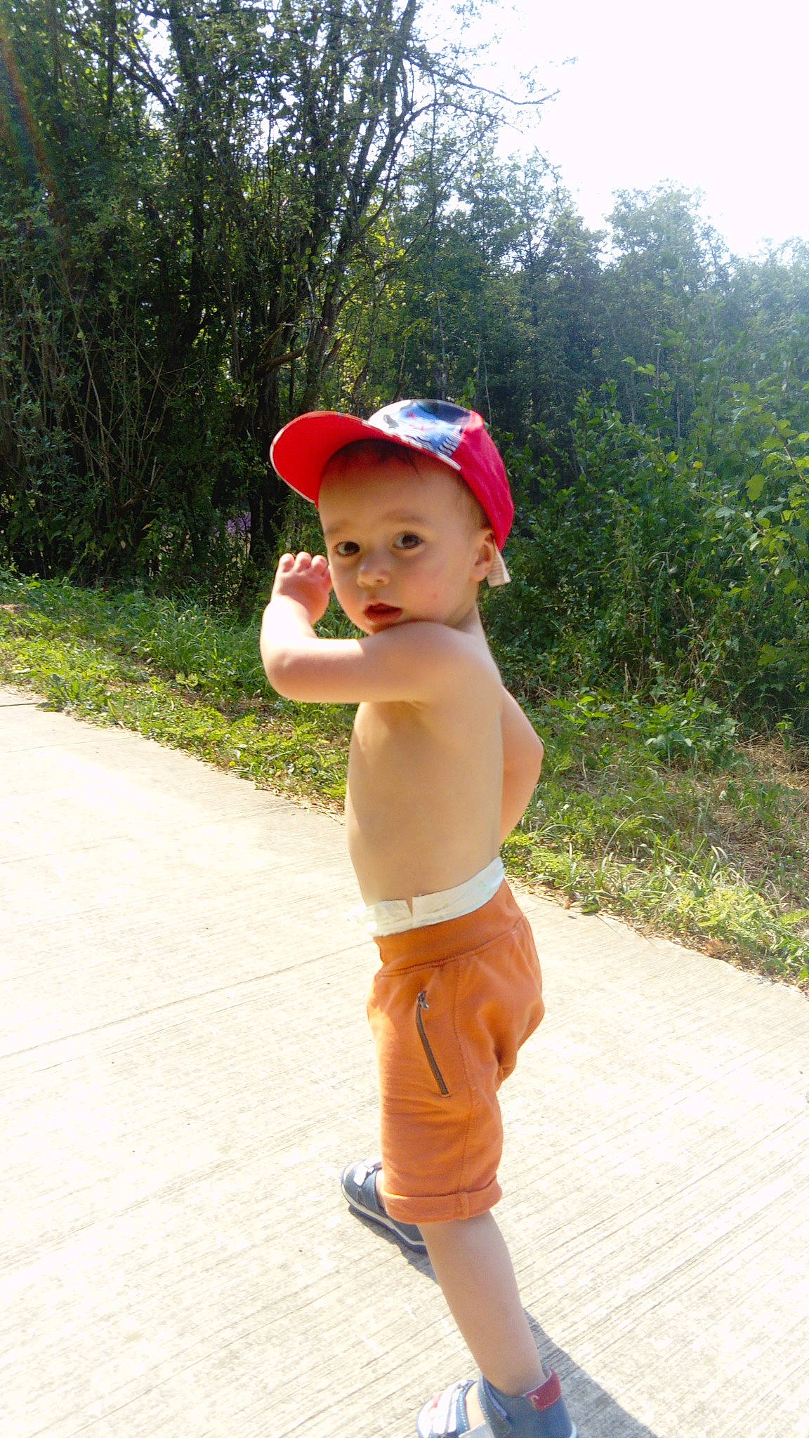 Ethan participe au concours pour gagner de l'argent avec cette photo : abdomen, child, fun, headgear, joint, leg, leisure, person, play, recreation, shorts, shoulder, standing, toddler, trunk, vacation