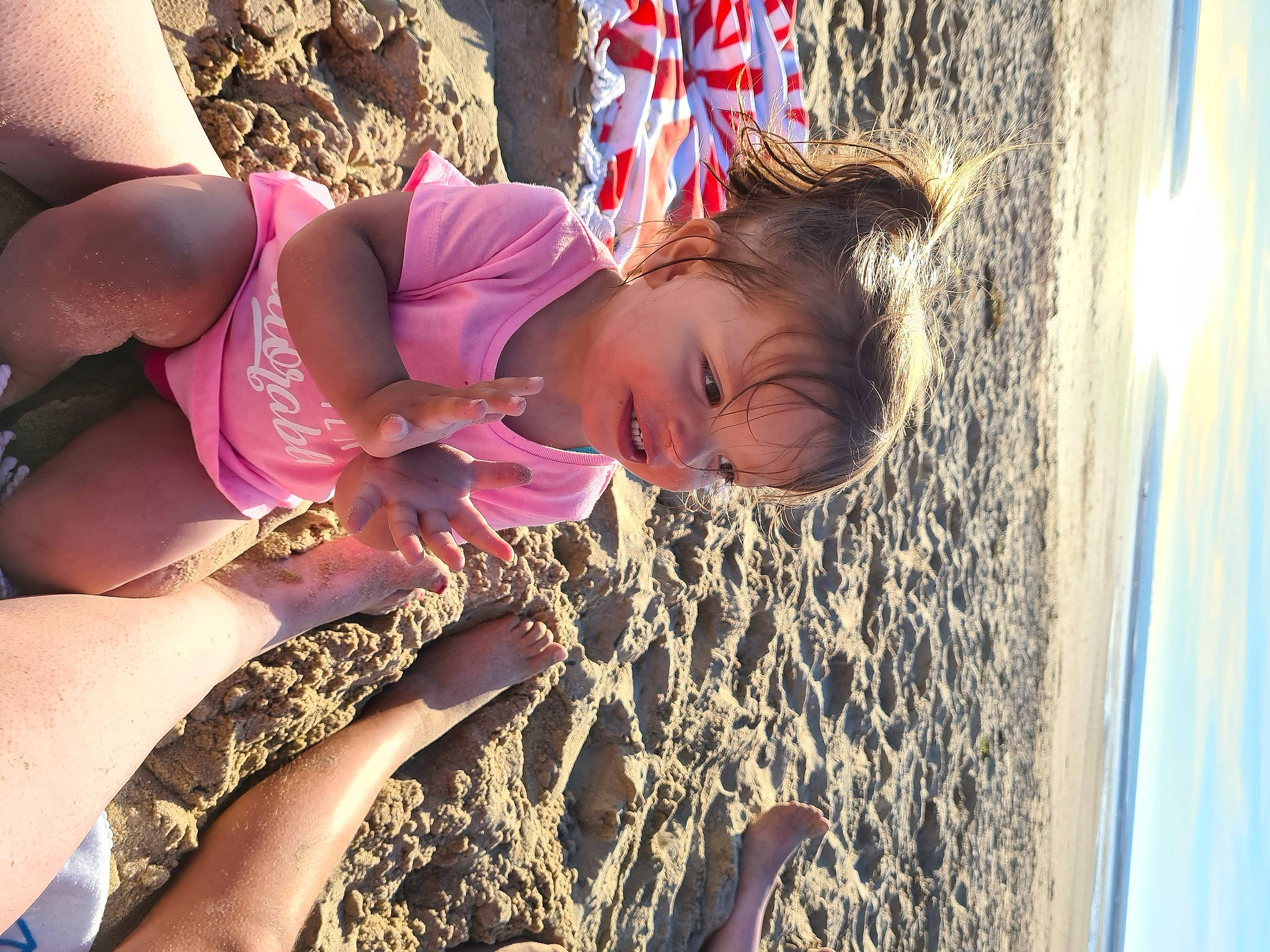 Séléna participe au concours pour gagner de l'argent avec cette photo : adaptation, child, fun, leg, person, pink, toddler, tree, vacation