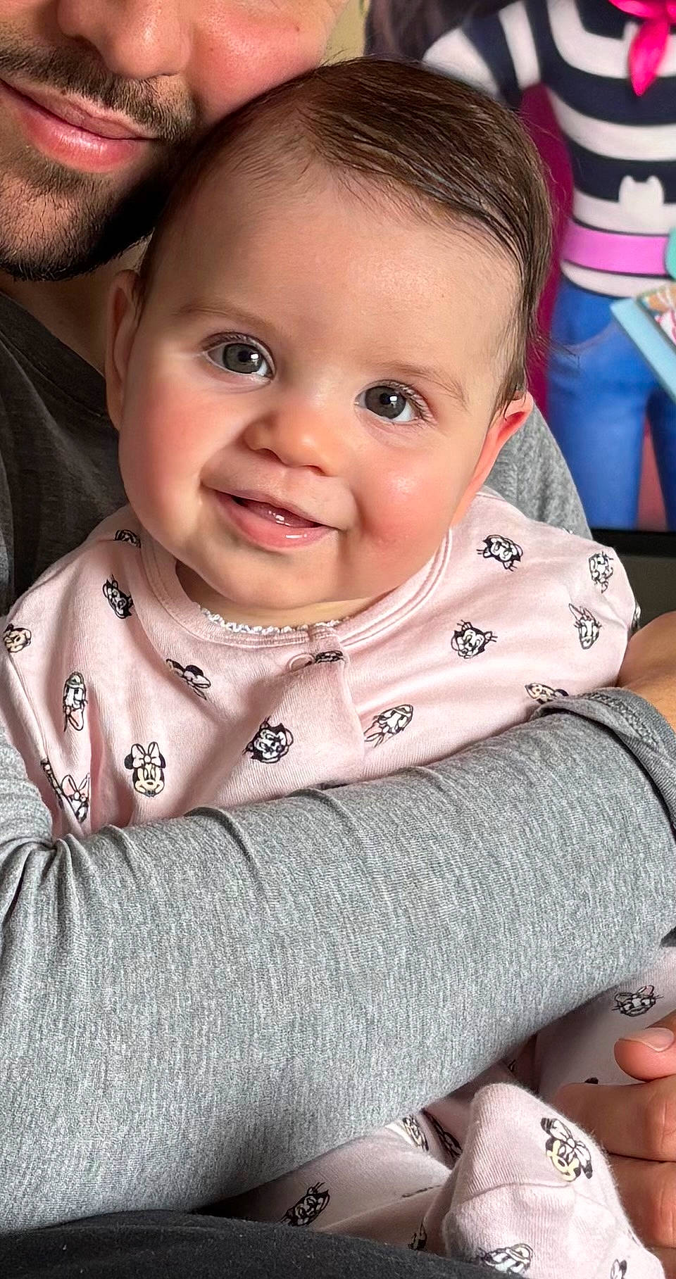 Hanna a rejoint le concours — aidez-le/la à gagner de superbes lots ! baby, babylaughing, bodypart, clothing, dimples, face, happy, head, hugging, laughing, mouth, newborn, person, photography, portrait, selfie, shirt, smile, t_shirt, teeth