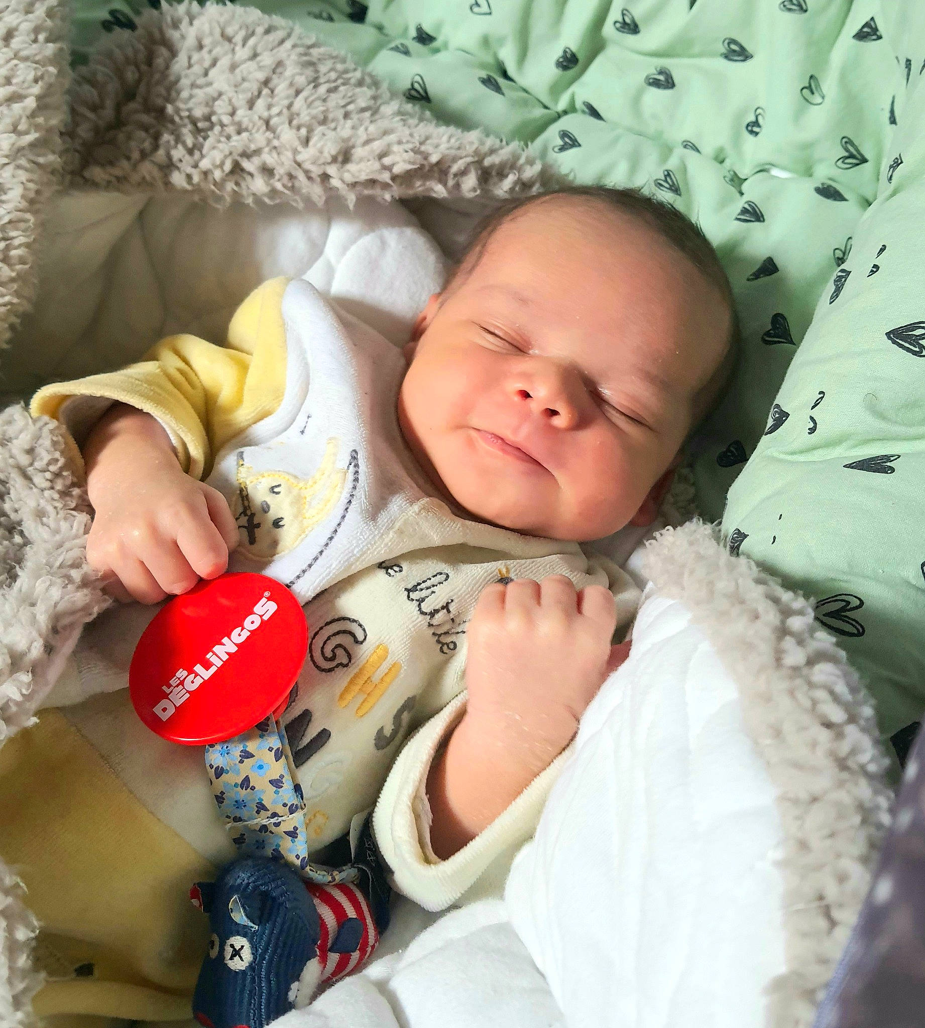 Jérémy a rejoint le concours — aidez-le/la à gagner de superbes lots ! baby, baby_sleeping, baby_toddler_clothing, cheek, comfort, eye, face, facial_expression, finger, happy, head, human, lip, mouth, person, skin, sleeve, smile, textile, toddler