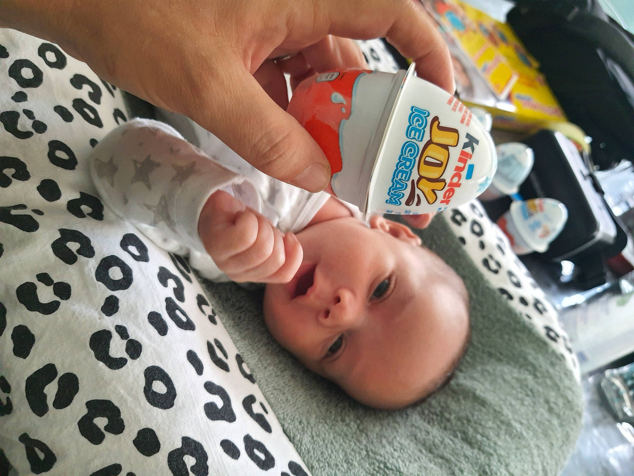 Jérémy a rejoint le concours — aidez-le/la à gagner de superbes lots ! aluminum_can, baby, baby_products, baby_toddler_clothing, beverage_can, carmine, child, comfort, drinkware, finger, gesture, hand, linens, nail, pattern, person, plastic_bottle, skin, thumb, tin_can