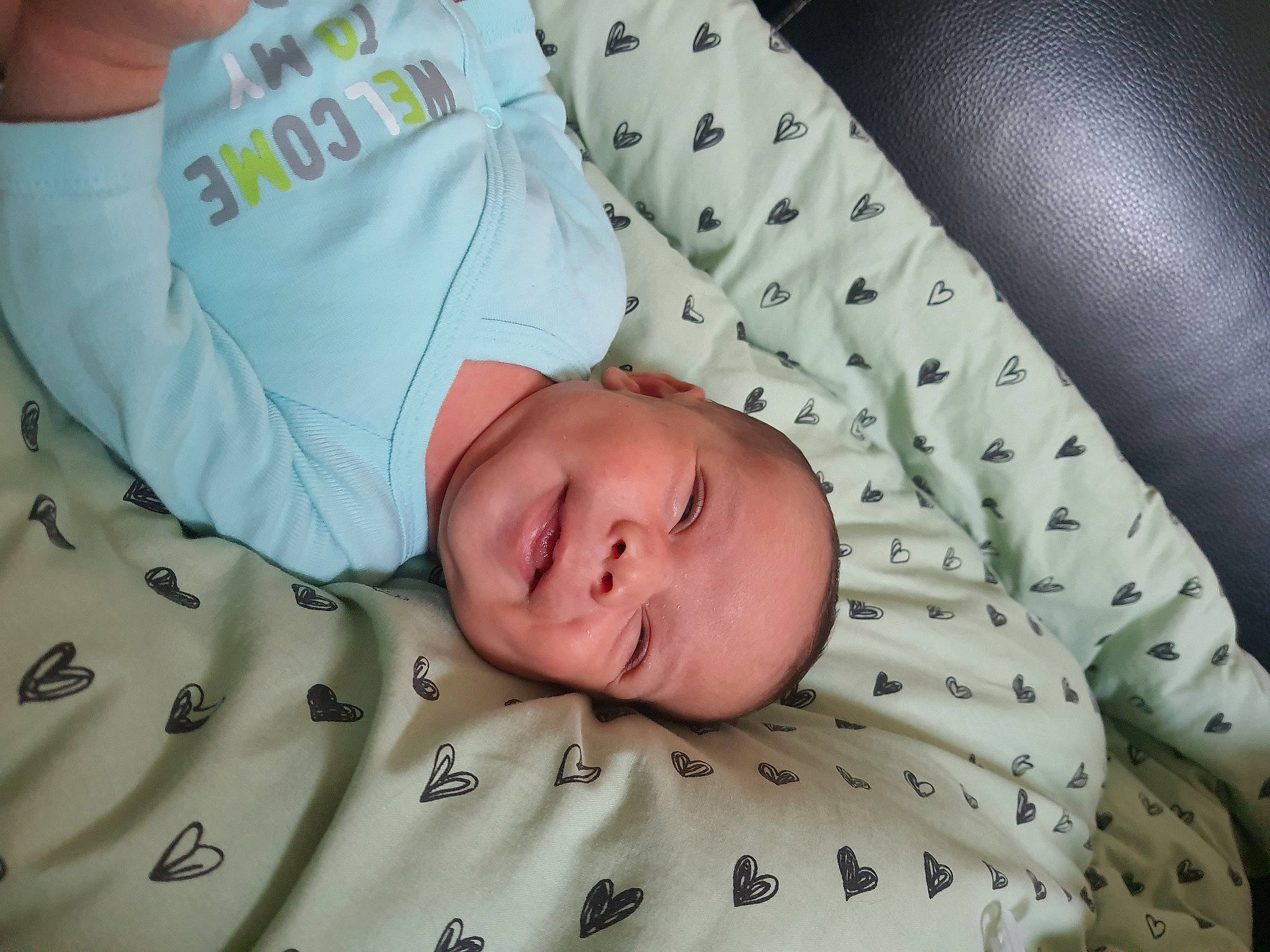 Jérémy a rejoint le concours — aidez-le/la à gagner de superbes lots ! baby, baby_products, baby_sleeping, baby_toddler_clothing, bedding, bedtime, child, comfort, elbow, eye, linens, nap, pattern, person, room, sleep, sleeve, smile, textile, thumb