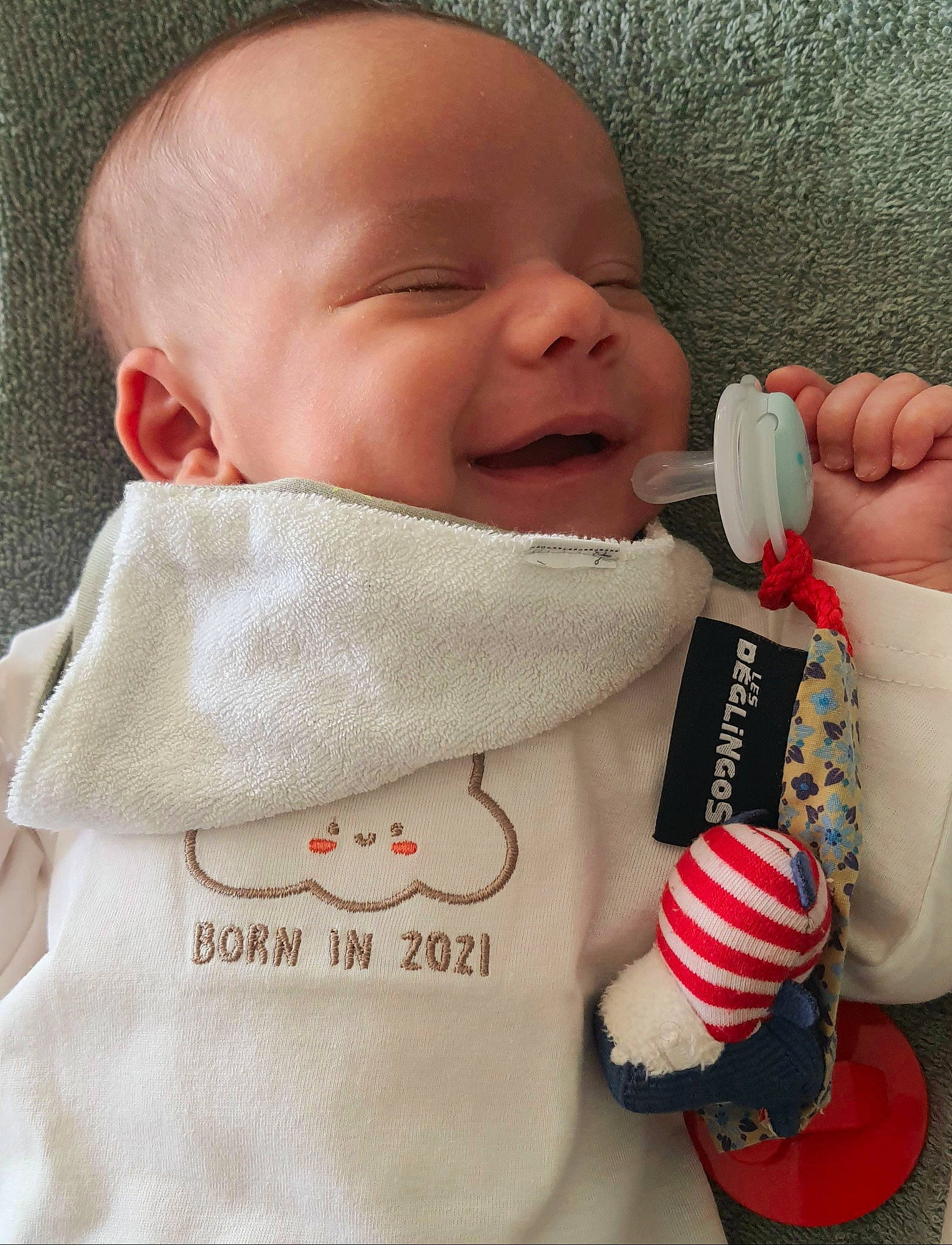 Jérémy participe au concours pour gagner de l'argent avec cette photo : baby, baby_toddler_clothing, cheek, child, comfort, facial_expression, finger, gesture, happy, human_body, lip, mouth, nose, person, product, skin, sleeve, smile, textile, thumb