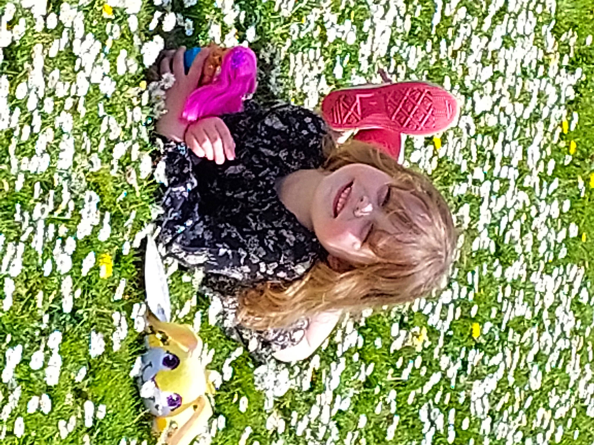 Tahys a rejoint le concours — aidez-le/la à gagner de superbes lots ! fawn, flower, fun, grass, happy, joy, laugh, leisure, magenta, meadow, pattern, people_in_nature, person, petal, pink, plant, smile, sun_hat, sunglasses, toddler