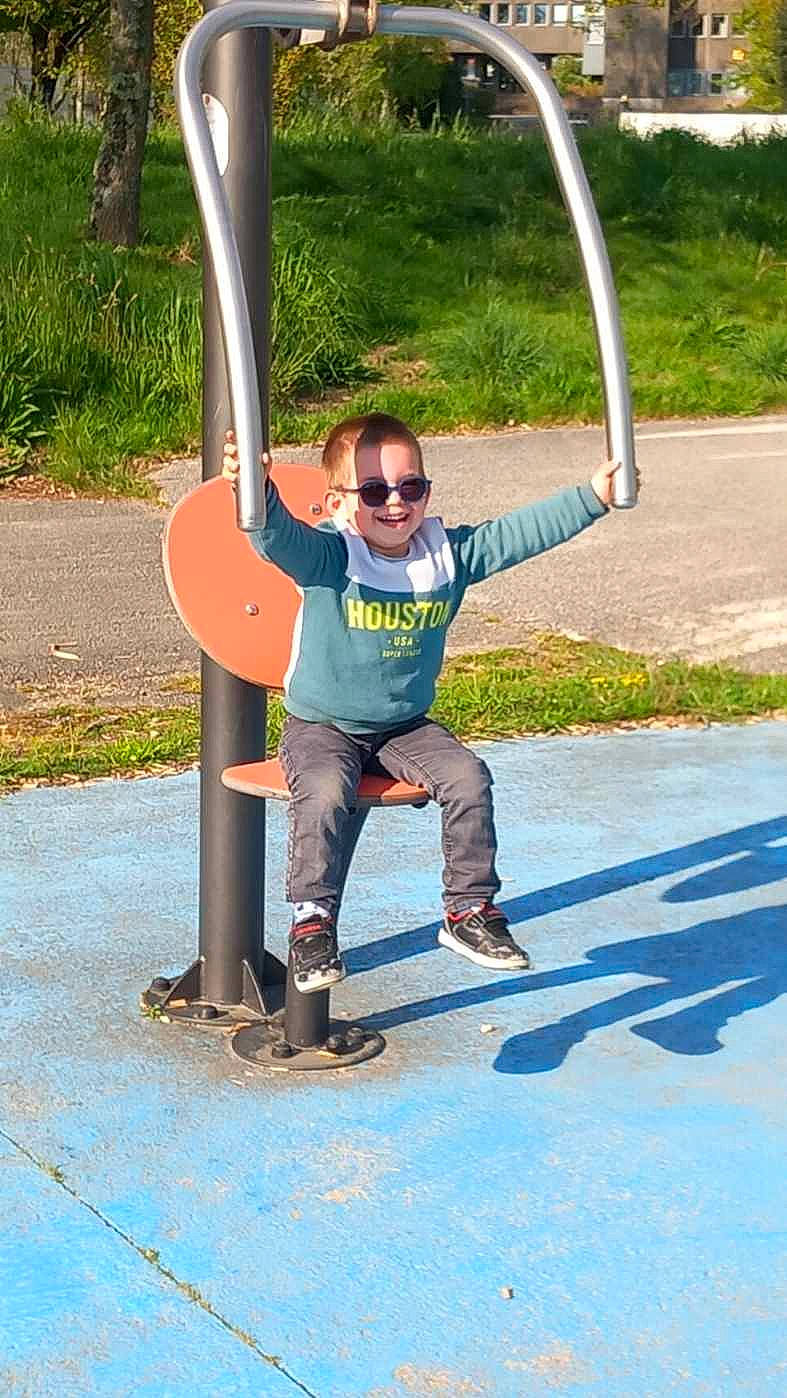 Hayden a rejoint le concours — aidez-le/la à gagner de superbes lots ! asphalt, balance, child, fun, grass, happy, joy, leisure, outdoor_play_equipment, person, physical_fitness, plant, pole, recreation, rope, smile, sports, t_shirt, tree, vacation