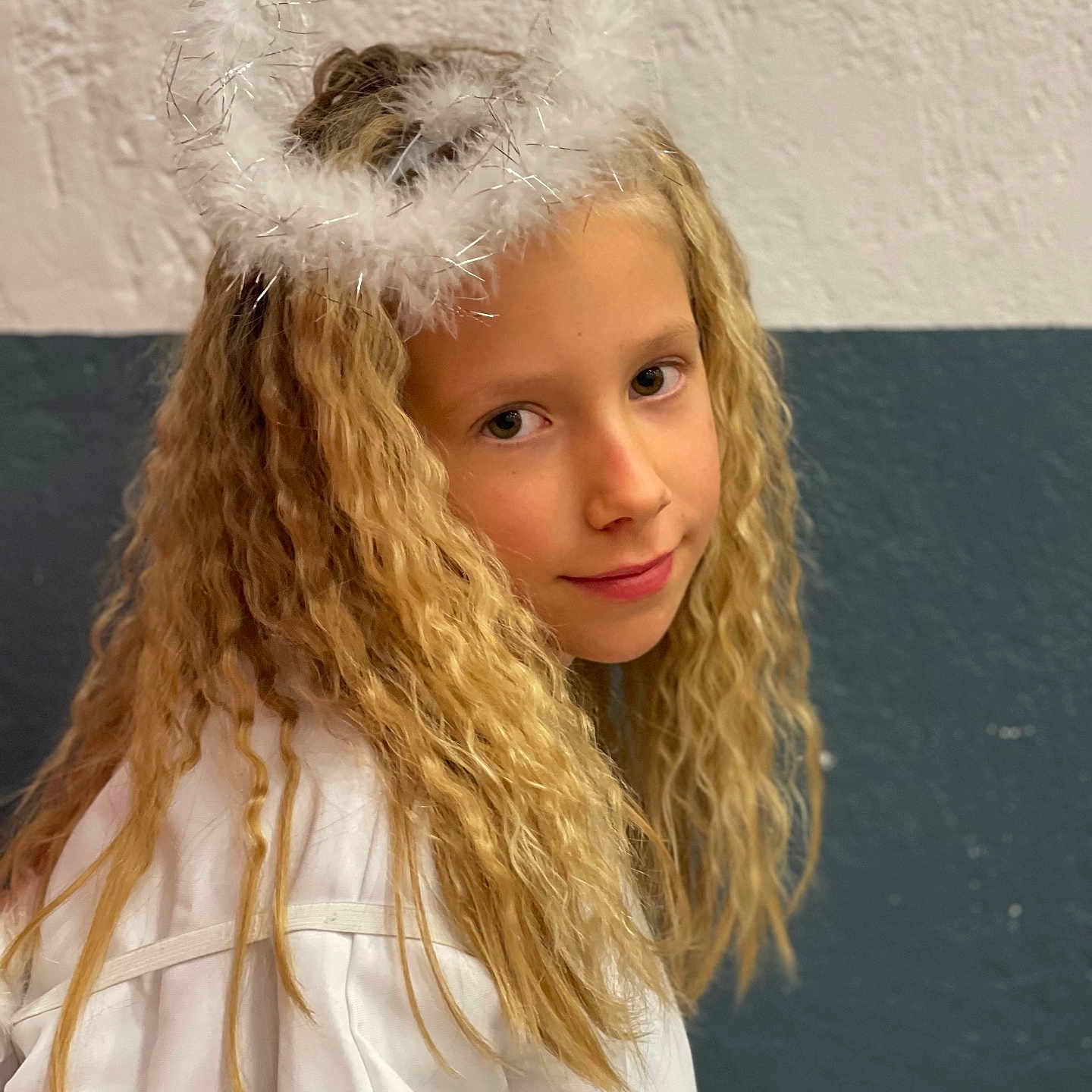 Milana Gurova a rejoint le concours — aidez-le/la à gagner de superbes lots ! accessories, blonde, braid, brownhair, child, clothing, face, female, fur, girl, hair, happy, head, headband, person, smile, wig