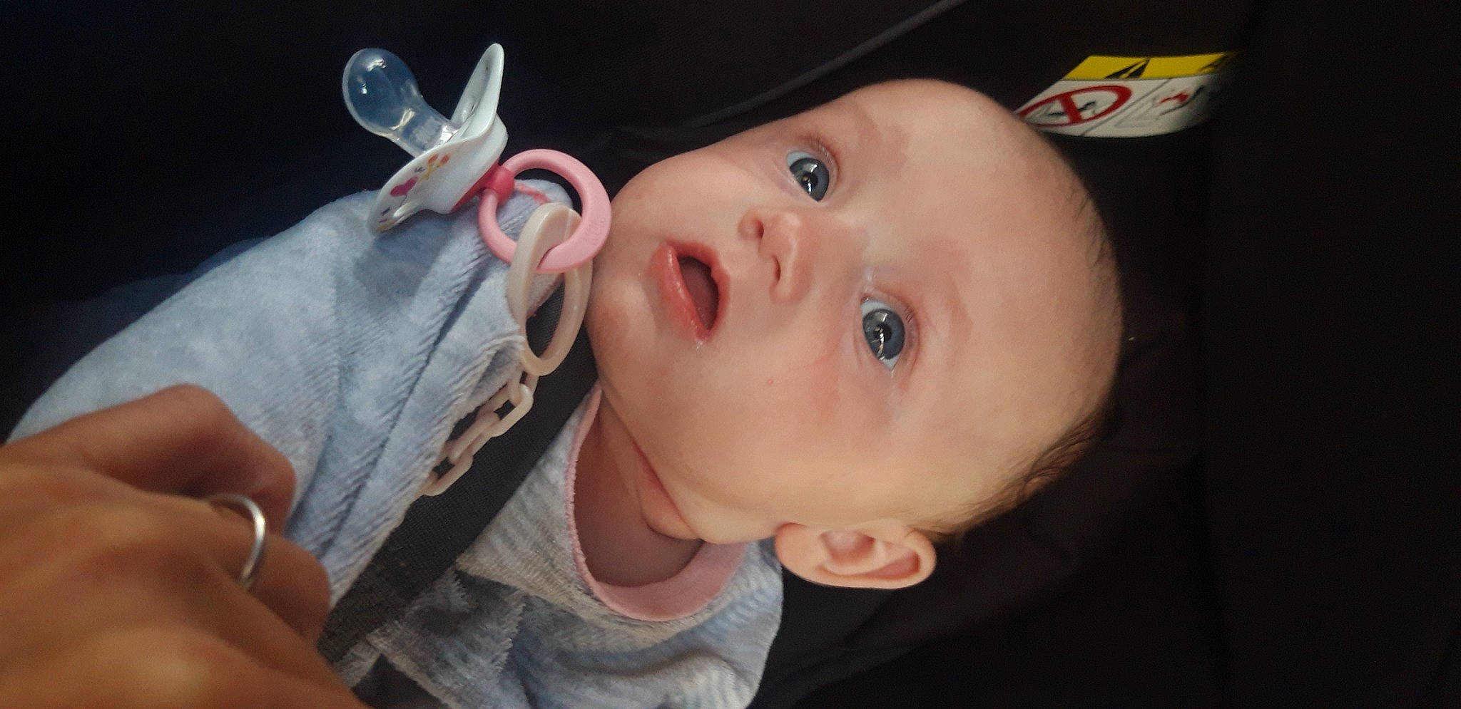 Kelya participe au concours pour gagner de l'argent avec cette photo : baby, baby_toddler_clothing, cheek, close_up, ear, eye, eyebrow, eyelash, finger, fun, gesture, happy, iris, lip, mouth, nose, person, skin, smile, surprise