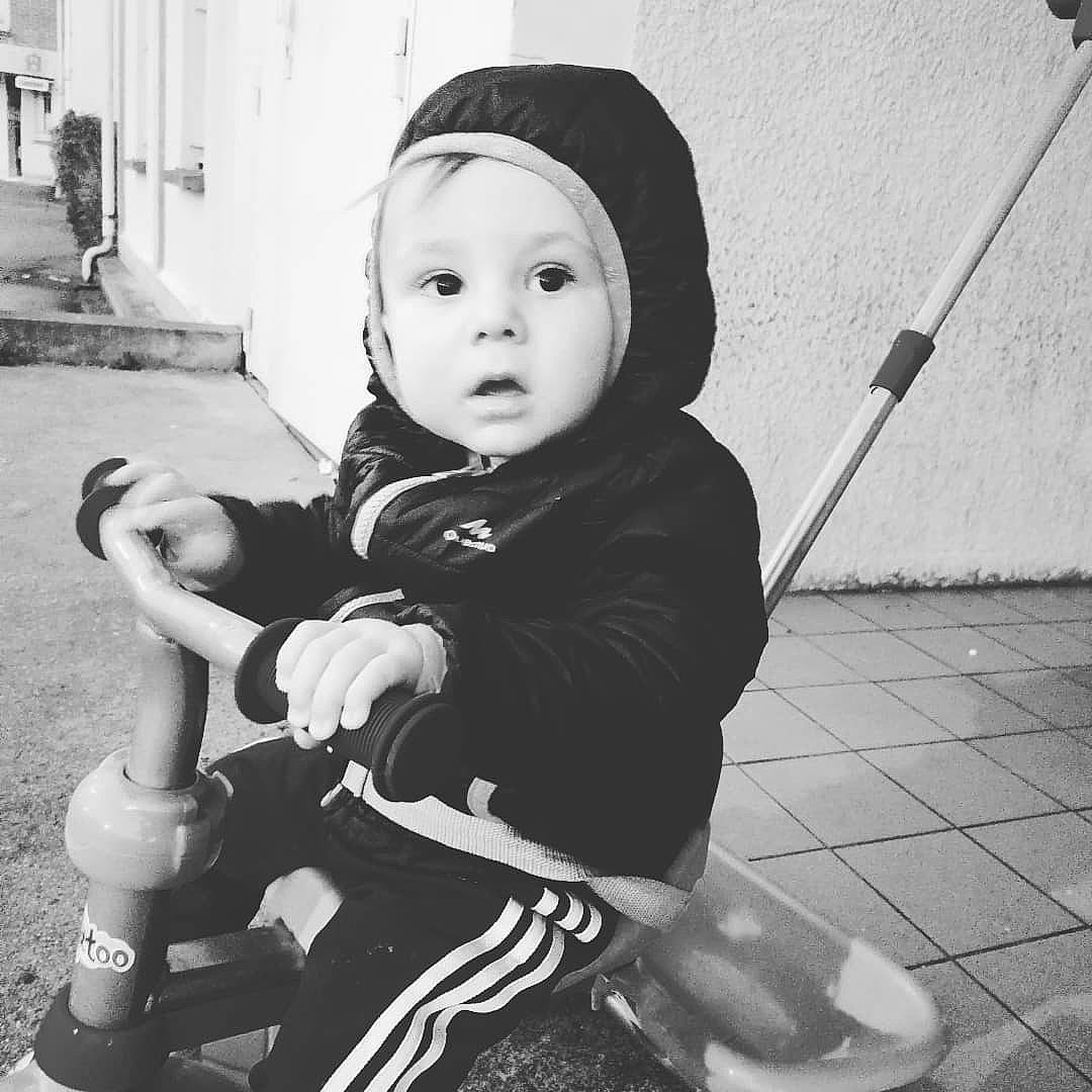 Maylon participe au concours pour gagner de l'argent avec cette photo : baby, baby_carriage, baby_toddler_clothing, black, black_and_white, cool, face, flash_photography, monochrome, monochrome_photography, person, photograph, plant, product, snapshot, sports_equipment, style, surprise, tire, toddler