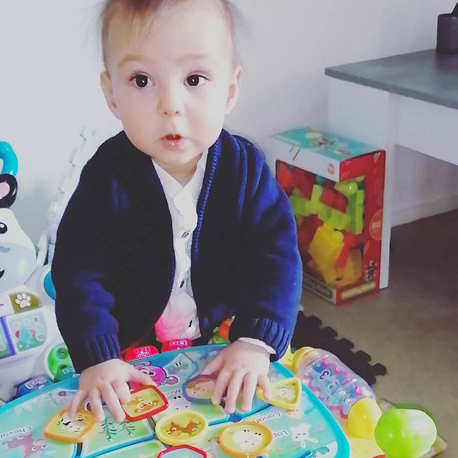 Maylon participe au concours pour gagner de l'argent avec cette photo : art, baby, baby_playing_with_toys, baby_products, baby_toddler_clothing, baby_toys, child, educational_toy, event, fun, indoor_games_and_sports, paint, person, play, room, sharing, sitting, surprise, table, toddler
