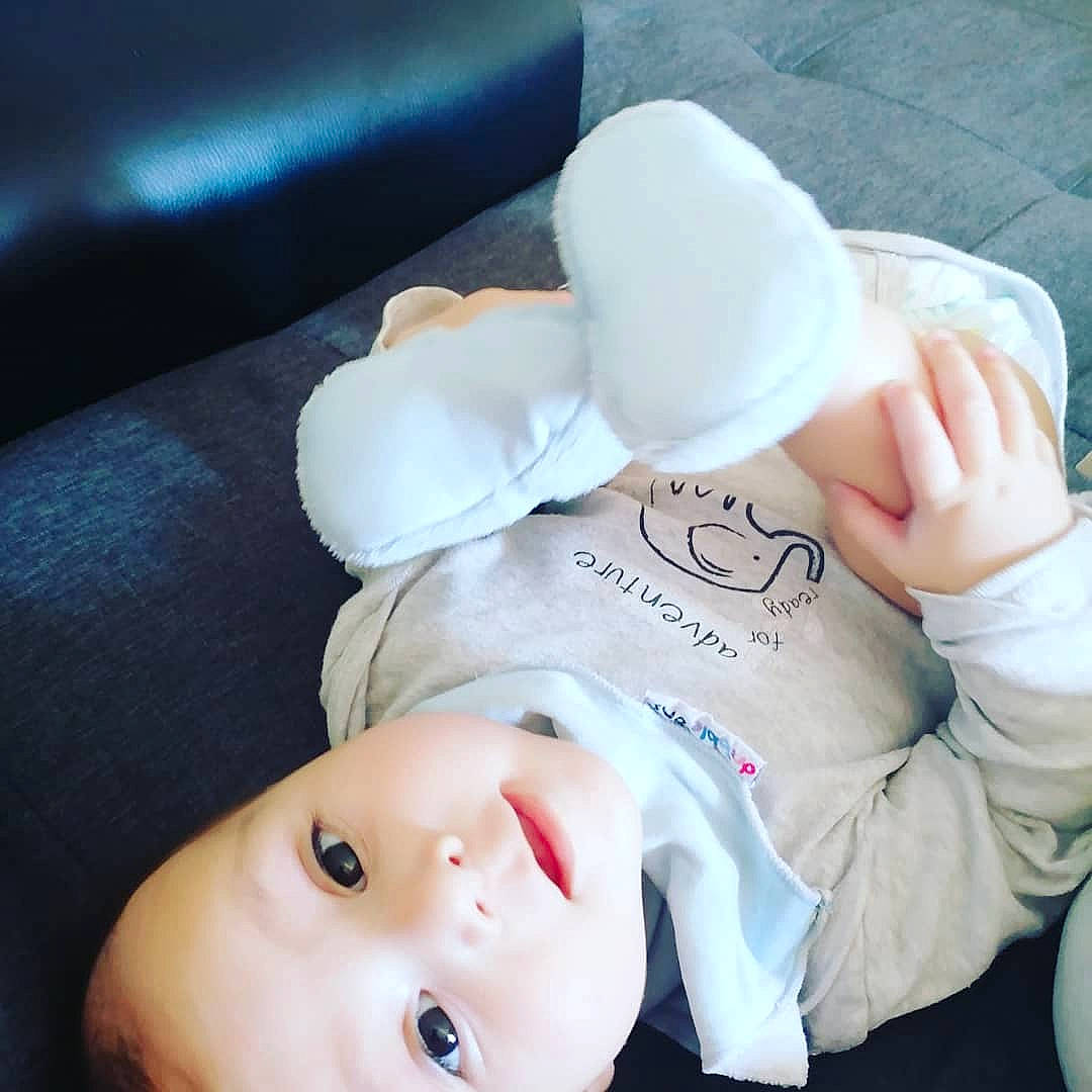 Maylon participe au concours pour gagner de l'argent avec cette photo : baby, baby_toddler_clothing, cheek, child, comfort, drinkware, eyelash, gesture, happy, human_leg, nail, person, portrait_photography, skin, sleeve, thumb, toddler, wrist