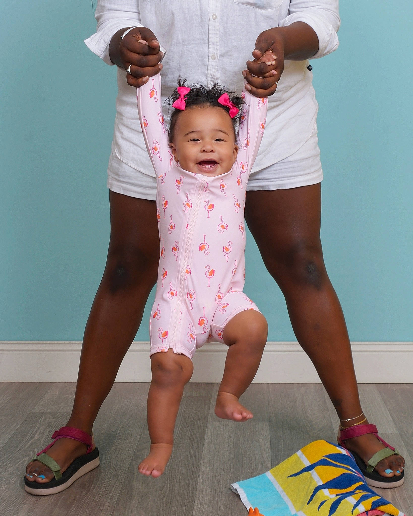 Yasmara is registered to the contest to win money with this photo: baby_toddler_clothing, barefoot, child, event, finger, foot, fun, gesture, happy, human_leg, joint, knee, leg, leisure, person, pink, sandal, smile, standing, thigh