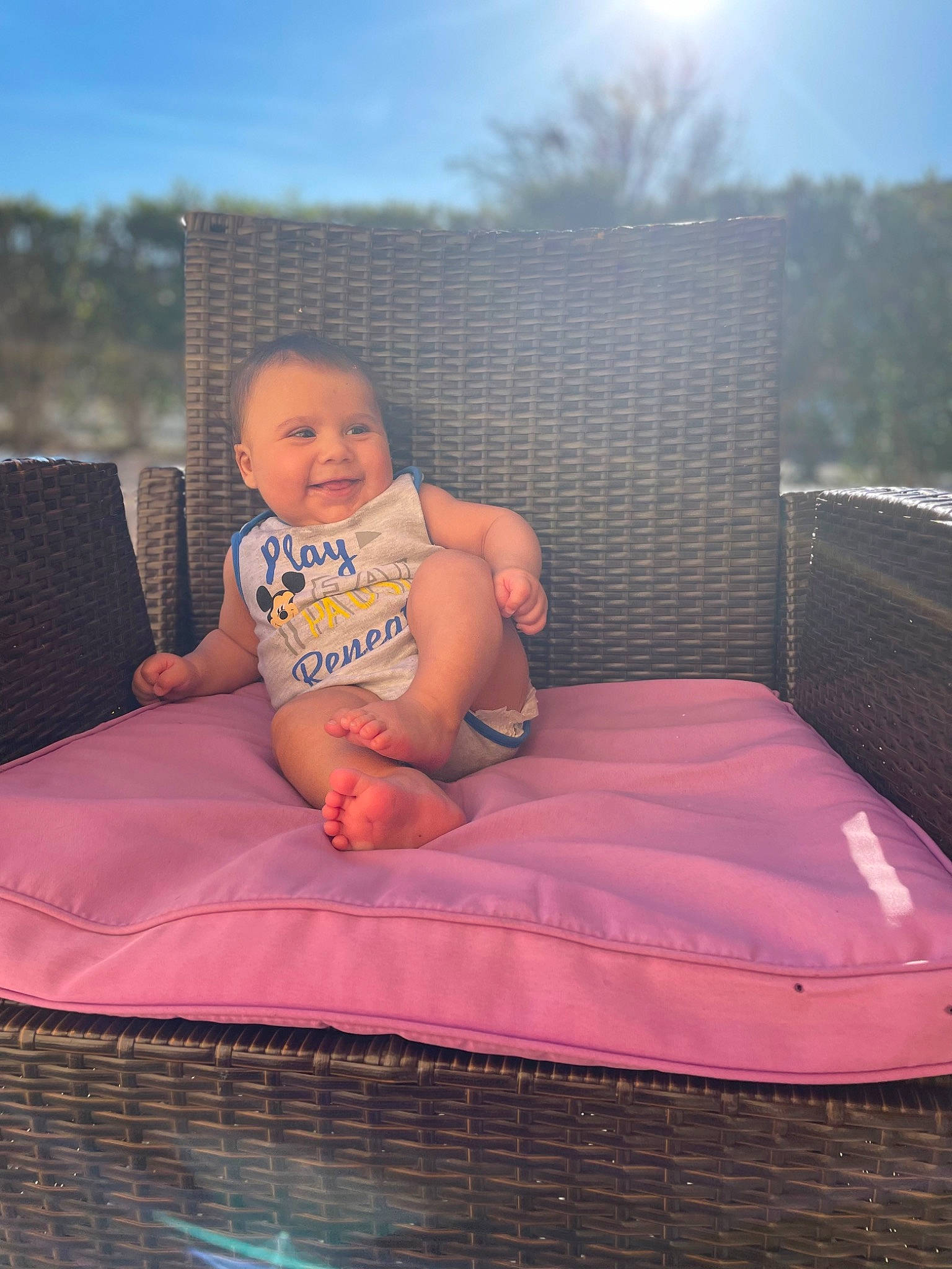 Kayden a rejoint le concours — aidez-le/la à gagner de superbes lots ! baby, barefoot, child, cloud, comfort, fun, grass, human_body, human_leg, joy, leg, leisure, magenta, outdoor_furniture, person, pink, recreation, rectangle, sky, thigh