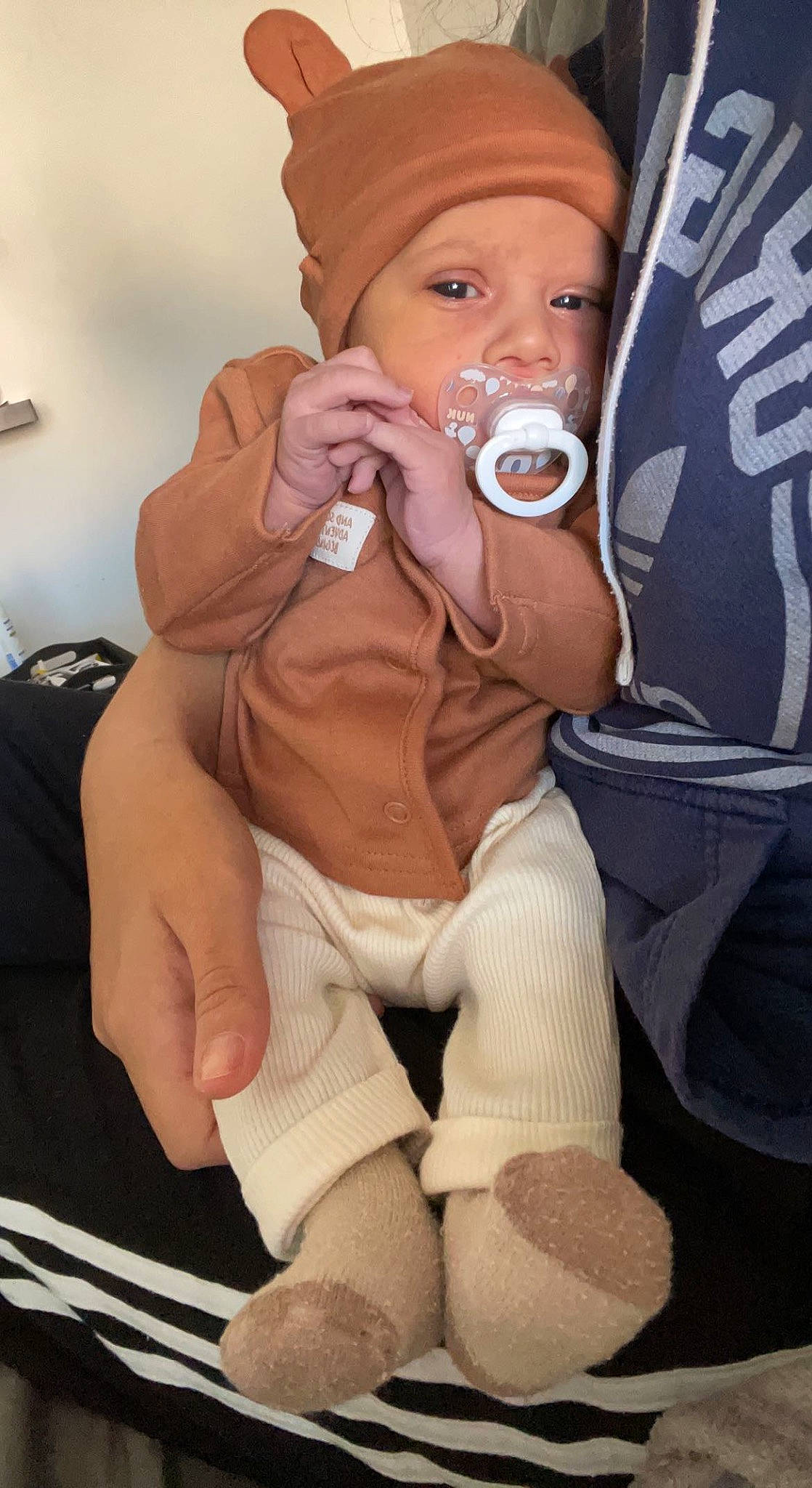 Kayden participe au concours pour gagner de l'argent avec cette photo : baby, baby_toddler_clothing, cap, chair, cheek, child, comfort, drinkware, eye, finger, hat, headwear, human_body, knee, lap, leg, person, skin, sleeve, thigh