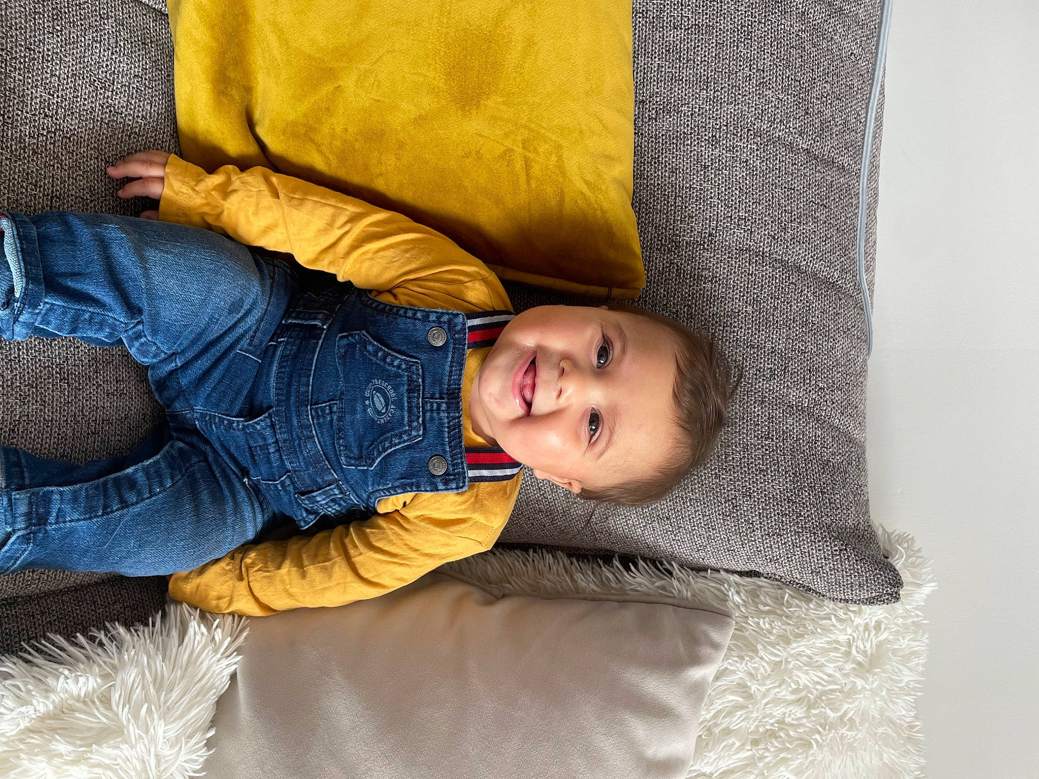 Kayden a rejoint le concours — aidez-le/la à gagner de superbes lots ! baby, baby_sleeping, baby_toddler_clothing, bedding, bedtime, child, comfort, couch, denim, elbow, electric_blue, face, fur, joy, linens, nap, person, room, sitting, sleeve