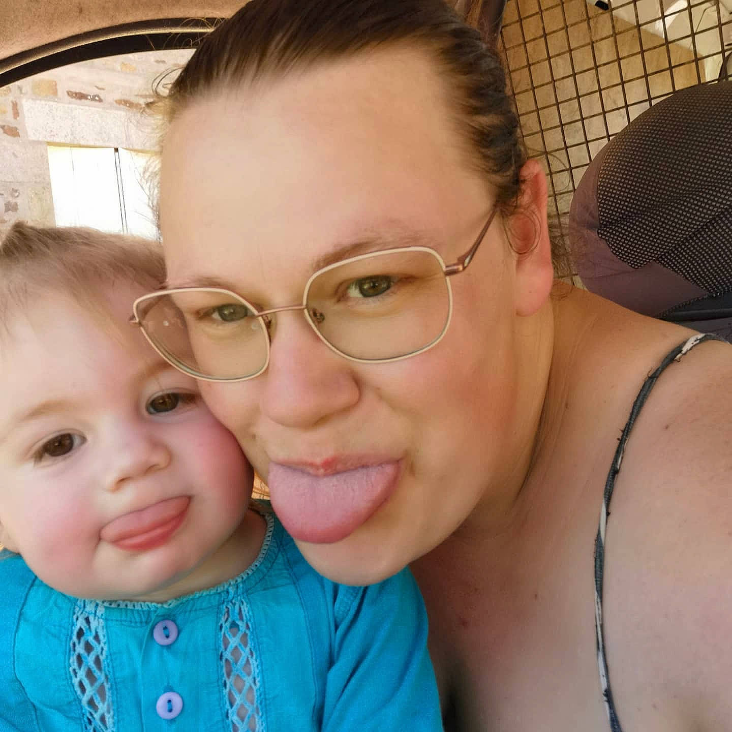 énora participe au concours pour gagner de l'argent avec cette photo : cheek, chin, ear, eyebrow, eyelash, eyewear, face, forehead, gesture, glasses, happy, jaw, lip, mouth, neck, nose, organ, person, skin, smile