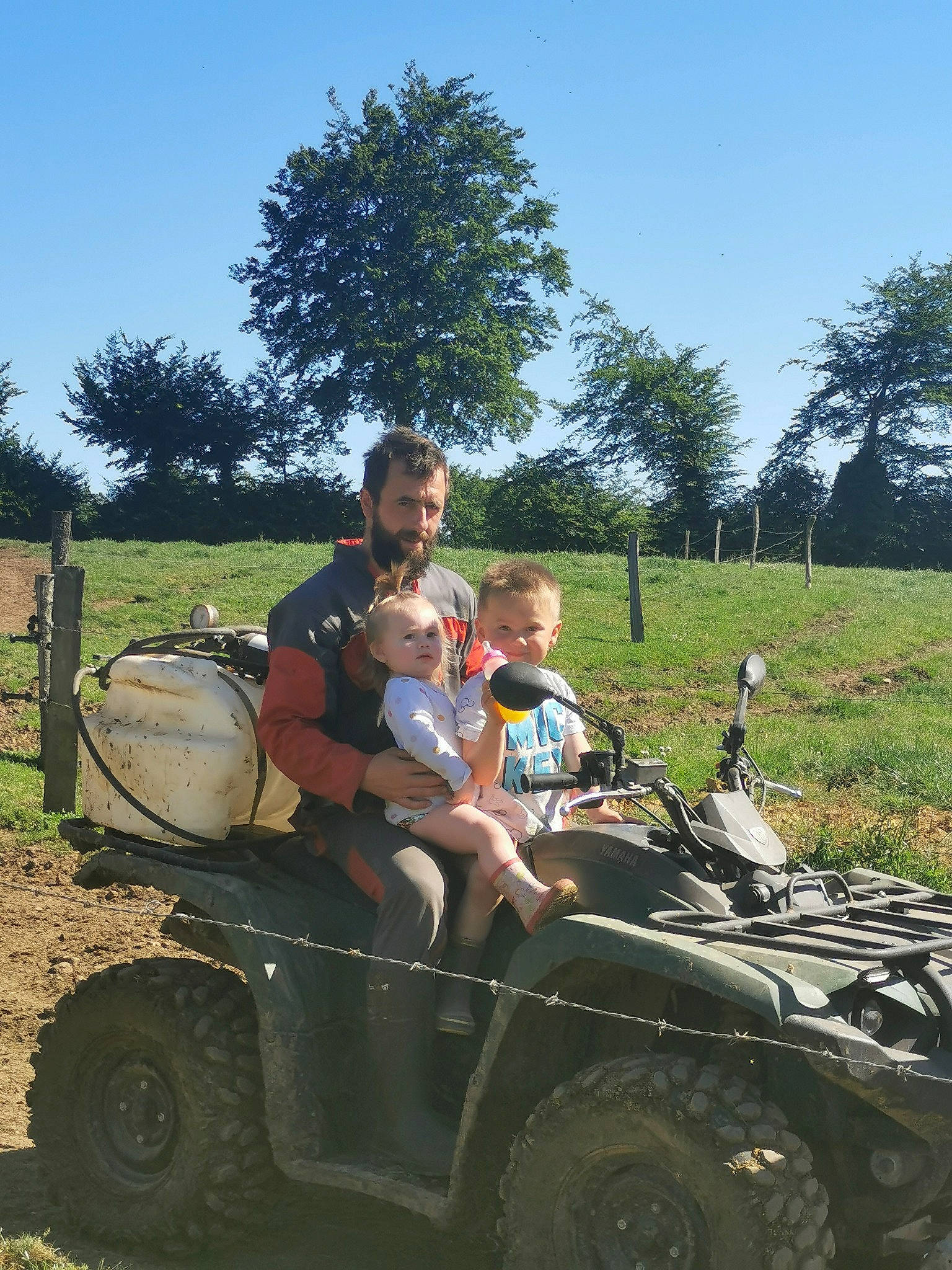 énora a rejoint le concours — aidez-le/la à gagner de superbes lots ! all_terrain_vehicle, automotive_exterior, automotive_tire, automotive_wheel_system, bumper, fender, grass, grassland, landscape, motor_vehicle, person, plant, shorts, sky, tire, toddler, travel, tread, tree, vehicle