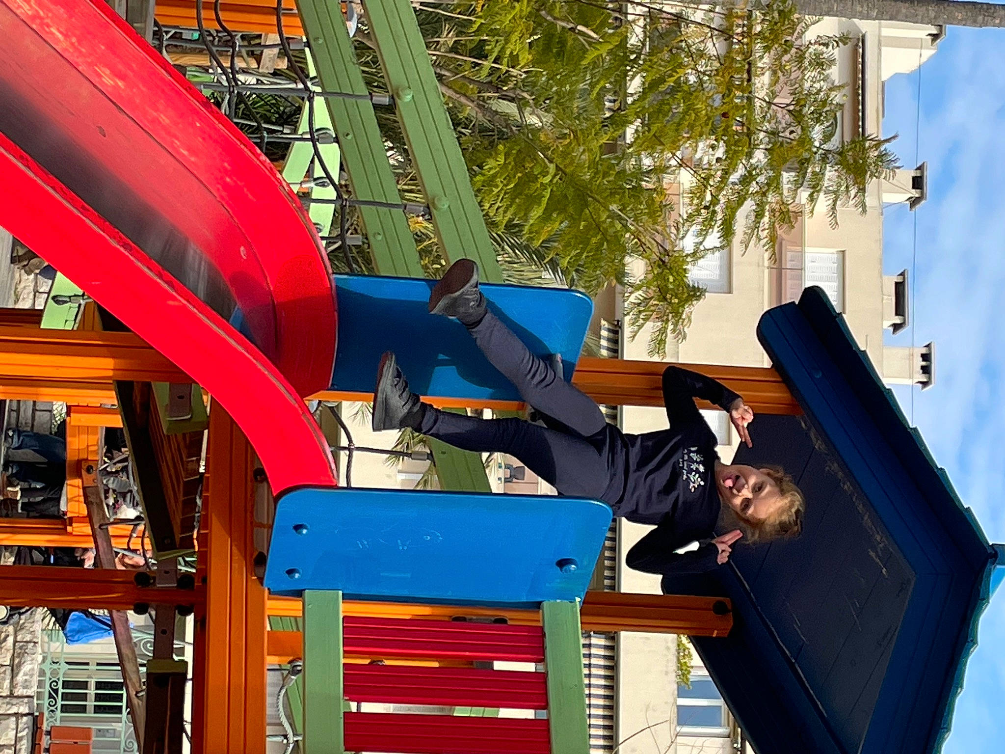 Célia participe au concours pour gagner de l'argent avec cette photo : chute, city, electric_blue, engineering, fun, leisure, line, machine, outdoor_play_equipment, person, pipe, playground, playground_slide, pole, product, public_space, recreation, red, transport, travel