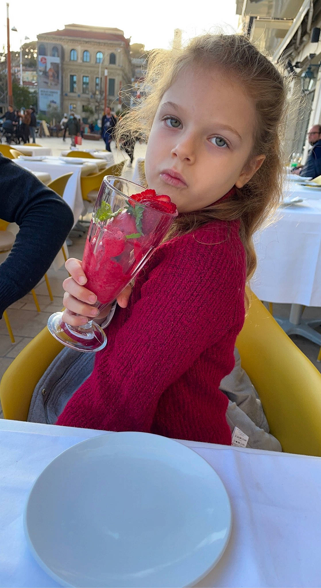 Célia participe au concours pour gagner de l'argent avec cette photo : beauty, chair, clothing, dishware, drinking, drinkware, face, facial_expression, finger, fun, hairstyle, happy, head, leisure, lip, person, photograph, plate, table, tableware