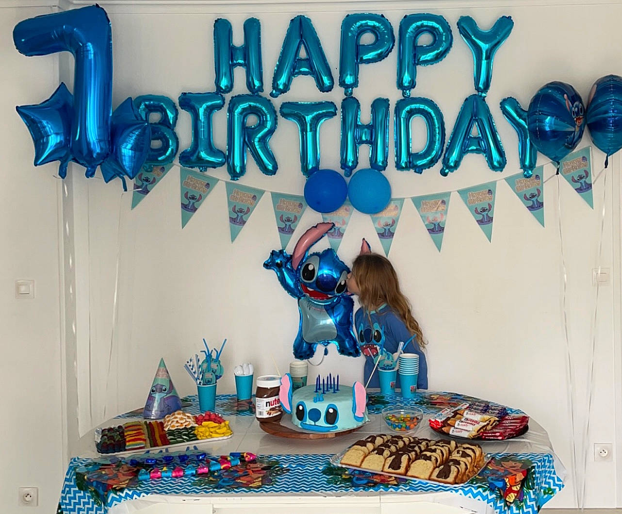 Célia a rejoint le concours — aidez-le/la à gagner de superbes lots ! advertising, aqua, art, azure, blue, cake_decorating, cake_decorating_supply, design, dessert, electric_blue, event, font, graphics, party_supply, pattern, person, sweetness, t_shirt, table, tablecloth