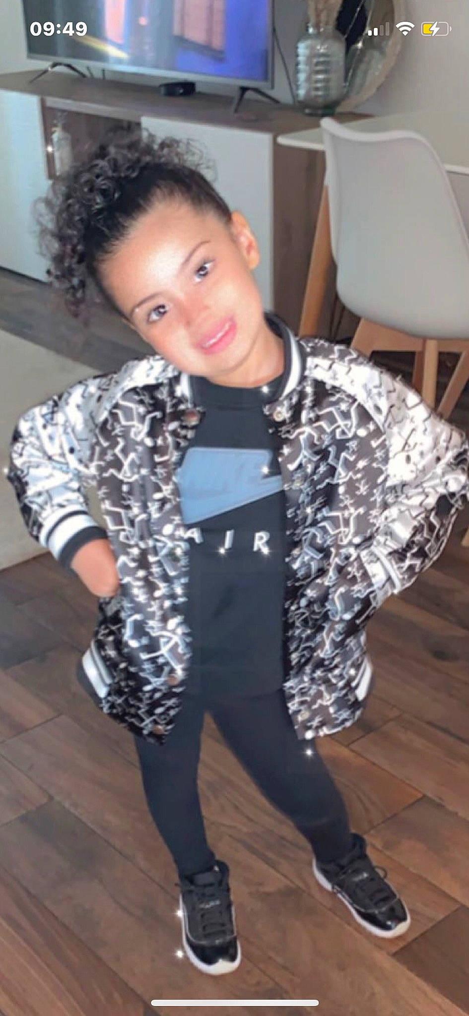 Manel a rejoint le concours — aidez-le/la à gagner de superbes lots ! black_hair, face, fashion_design, flooring, formal_wear, hair, hairstyle, head, joy, knee, pattern, person, personal_protective_equipment, sleeve, smile, sportswear, street_fashion, t_shirt, textile, thigh