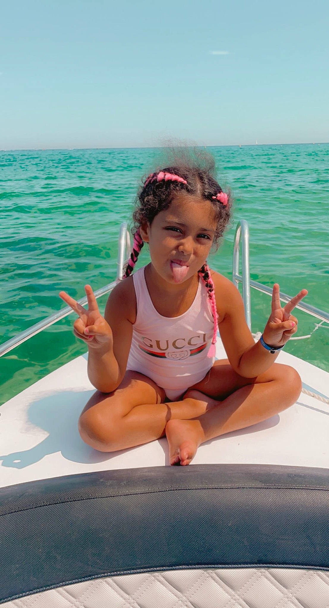 Manel a rejoint le concours — aidez-le/la à gagner de superbes lots ! barefoot, boats_and_boating_equipment_and_supplies, chest, face, foot, fun, hand, happy, knee, leg, leisure, outdoor_recreation, person, recreation, sky, smile, swimwear, thigh, toddler, underpants