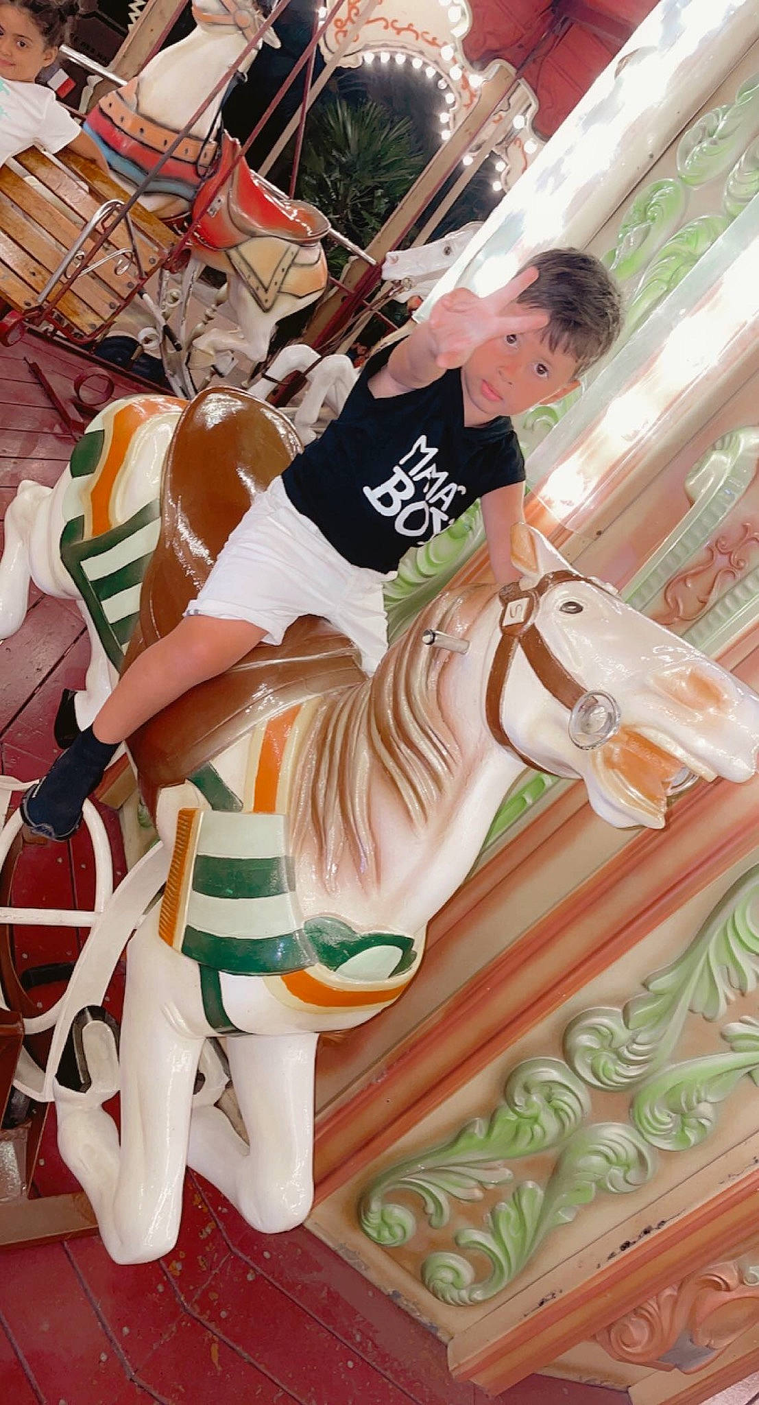 Kais participe au concours pour gagner de l'argent avec cette photo : amusement_ride, bridle, carousel, entertainment, event, fawn, fictional_character, fun, happy, horse, horse_tack, illustration, leisure, mane, outdoor_recreation, pack_animal, person, recreation, saddle, thigh