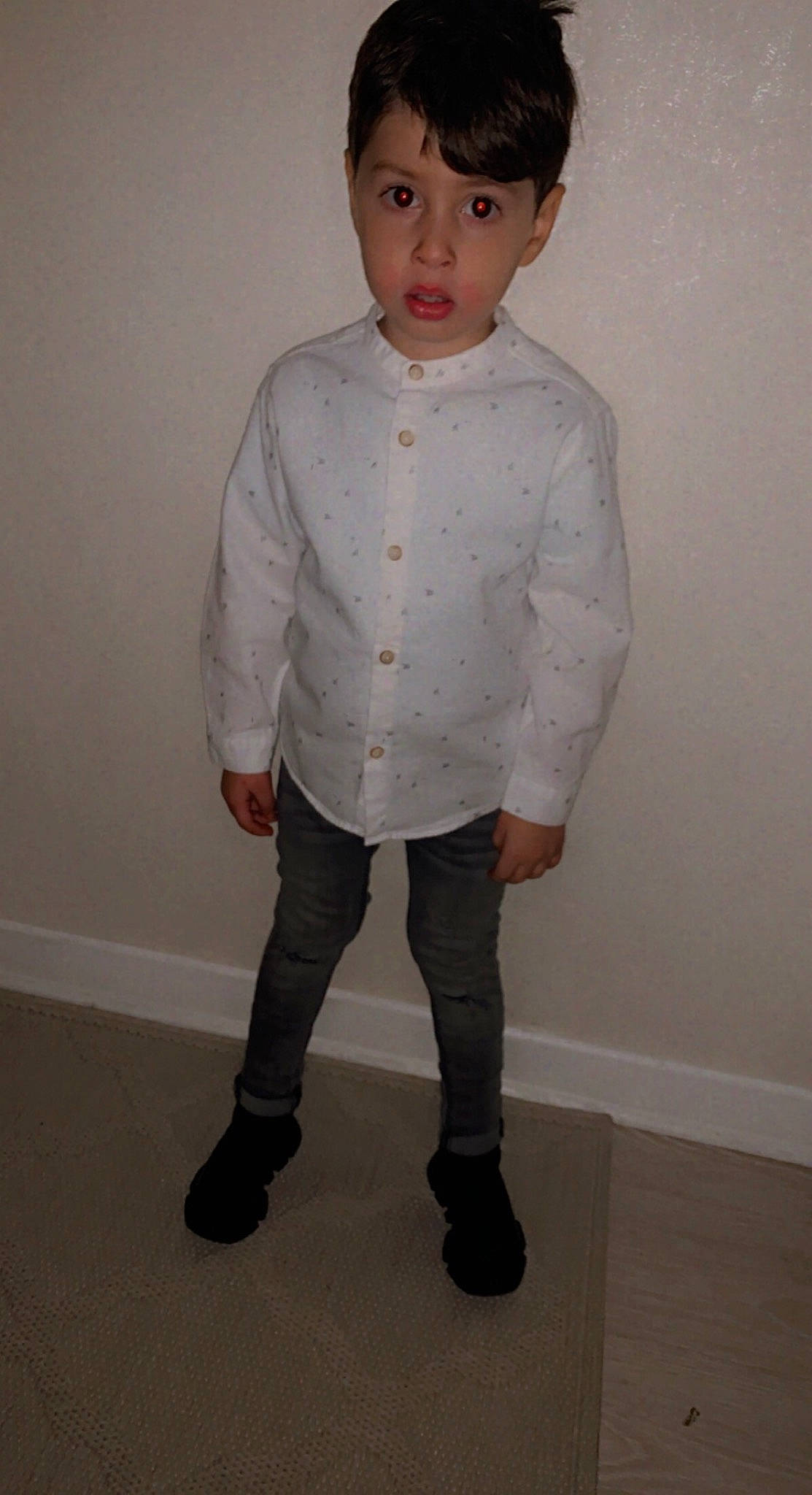 Kais participe au concours pour gagner de l'argent avec cette photo : blazer, button, collar, dress_shirt, eye, face, fashion_design, forehead, formal_wear, gesture, hair, head, jaw, jeans, knee, leg, neck, person, sleeve, toy