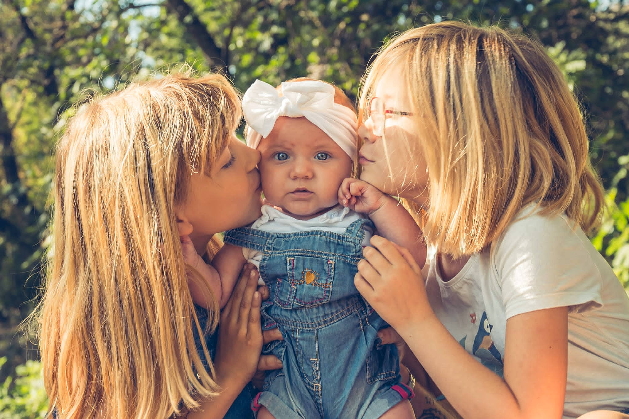 Célénya participe au concours pour gagner de l'argent avec cette photo : beauty, blond, child, dress, event, flash_photography, fun, gesture, grass, happy, headwear, kiss, leisure, love, people_in_nature, person, plant, portrait_photography, recreation, sunlight
