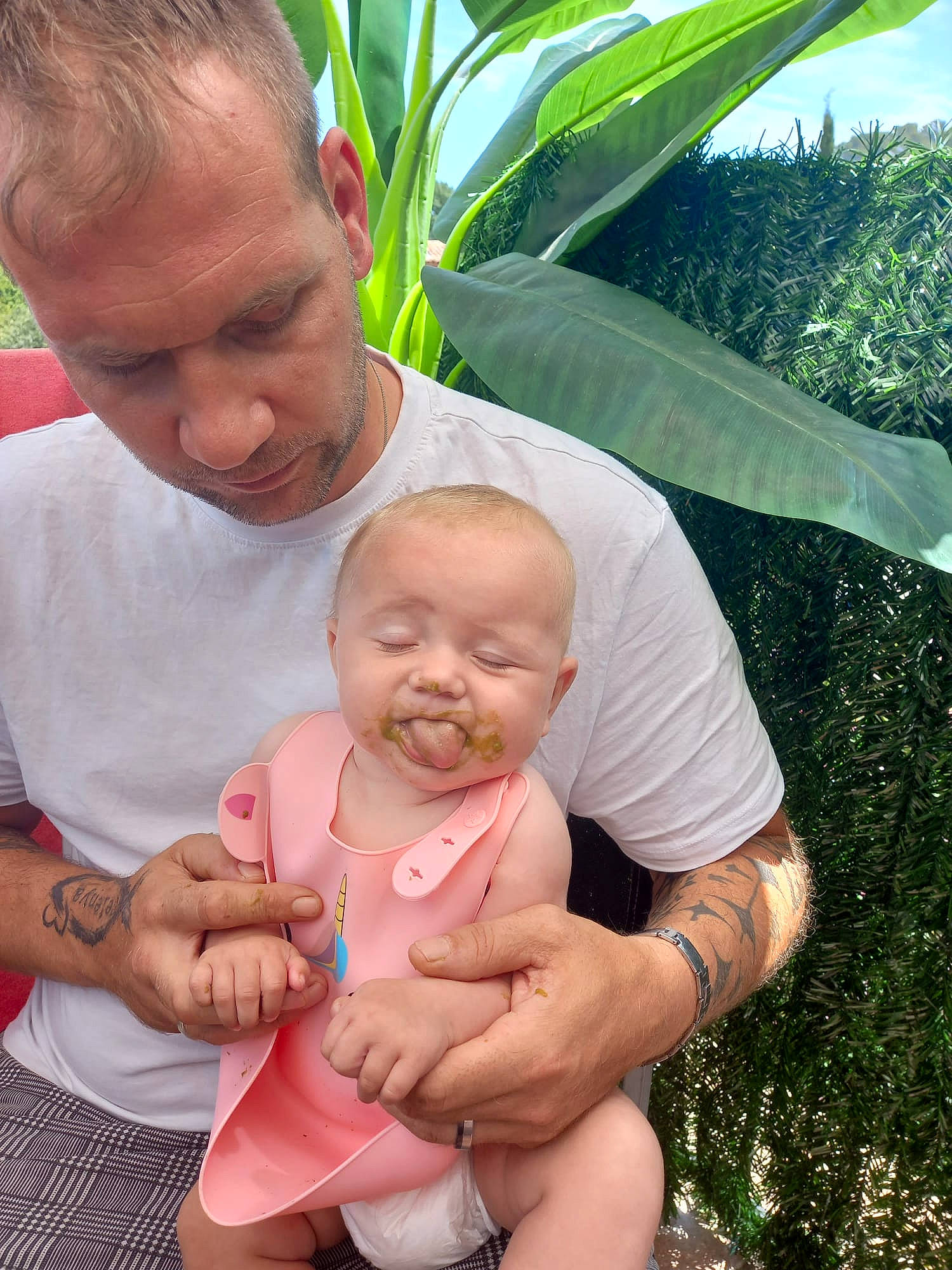 Célénya a rejoint le concours — aidez-le/la à gagner de superbes lots ! arm, baby, baby_toddler_clothing, chest, child, face, gesture, grass, hand, happy, head, lap, leisure, people_in_nature, person, plant, sitting, skin, terrestrial_plant, thumb