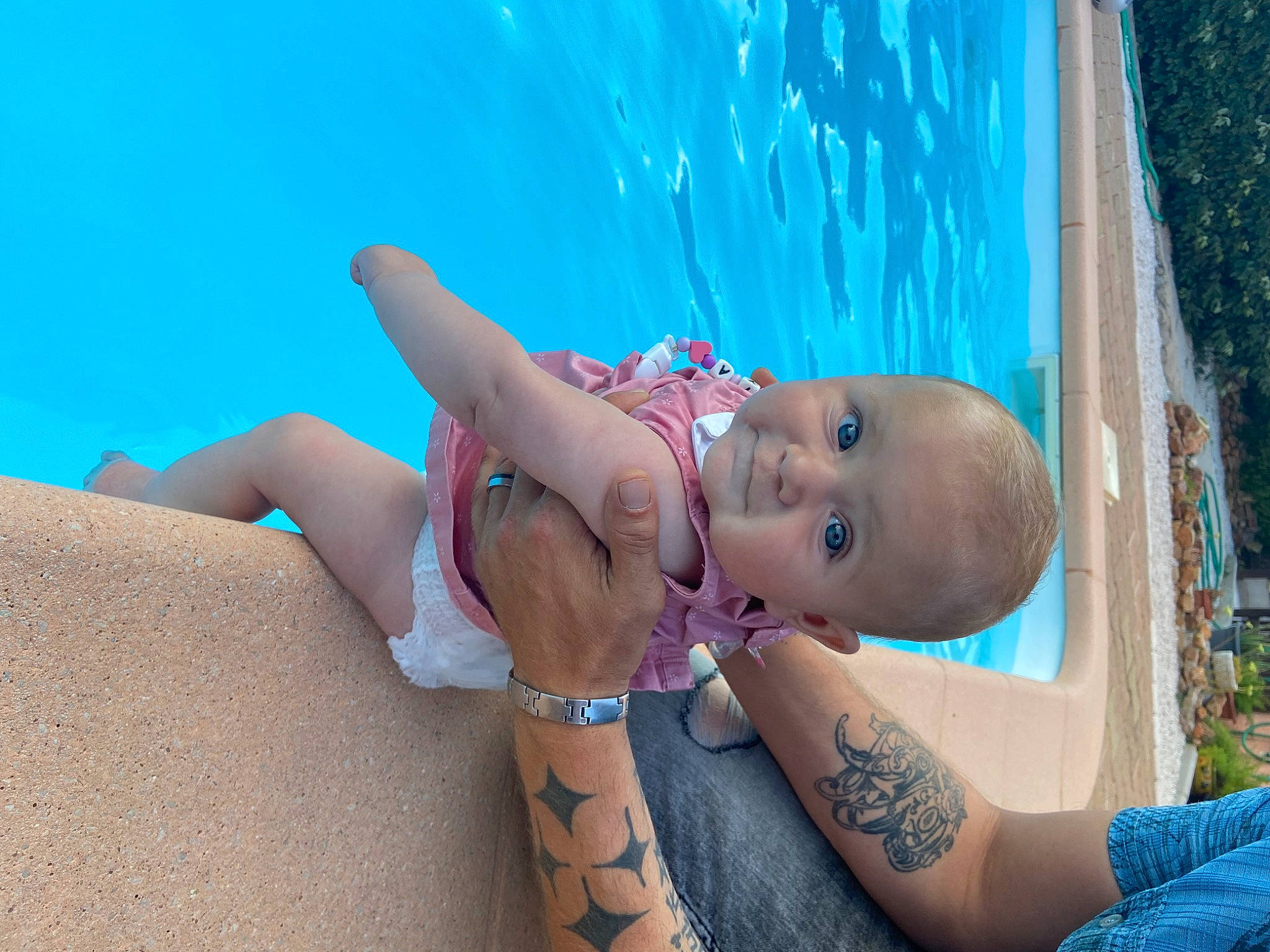 Célénya participe au concours pour gagner de l'argent avec cette photo : abdomen, baby, barechested, bathing, chest, child, elbow, electric_blue, foot, fun, happy, human_leg, jewellery, leisure, person, recreation, swimming_pool, thigh, toddler, trunk