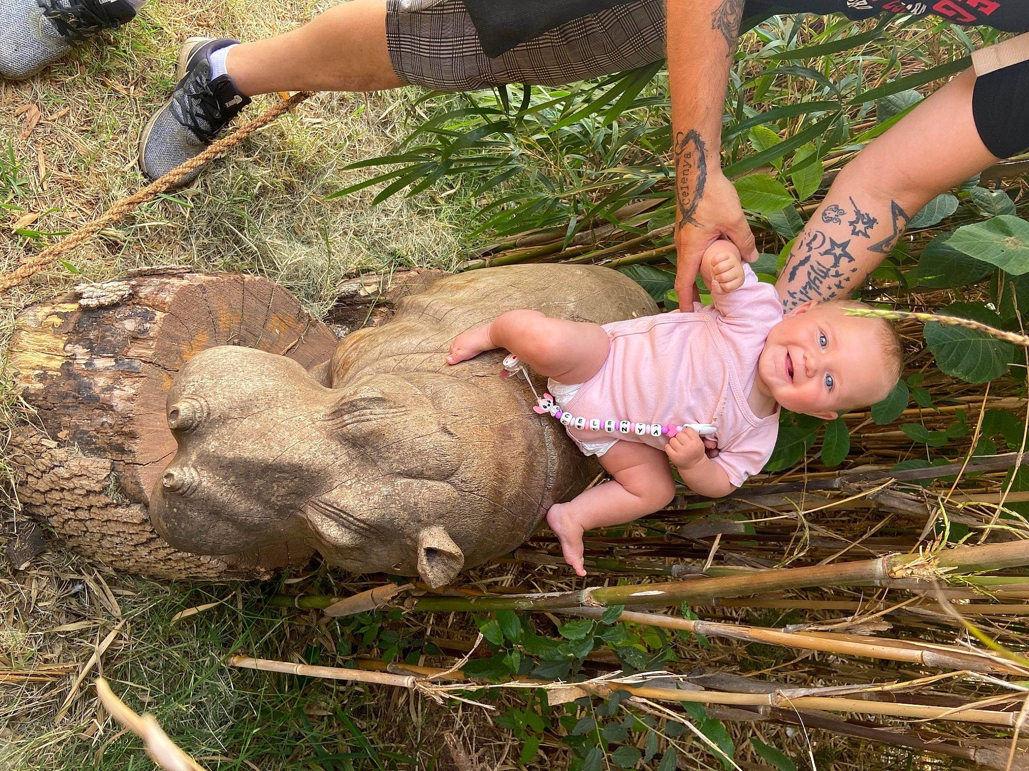Célénya a rejoint le concours — aidez-le/la à gagner de superbes lots ! baby, baby_toddler_clothing, barefoot, child, foot, fun, grass, grass_family, happy, human_leg, joy, people_in_nature, person, plant, sandal, shorts, sitting, soil, thigh, toddler