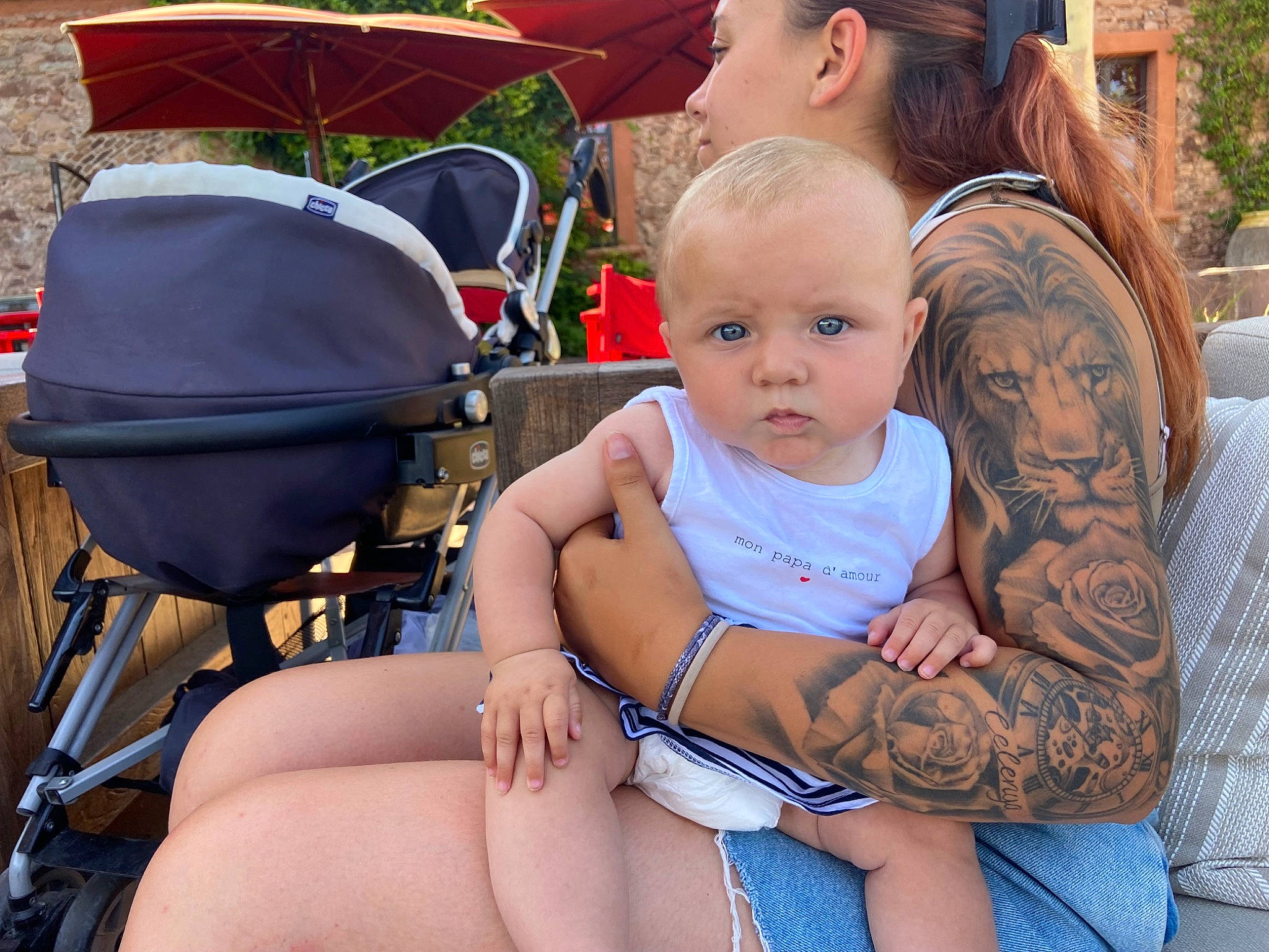 Célénya participe au concours pour gagner de l'argent avec cette photo : abdomen, baby, baby_products, baby_toddler_clothing, chair, chest, child, event, foot, fun, grass, happy, human_leg, lap, leisure, person, recreation, sitting, thigh, toddler