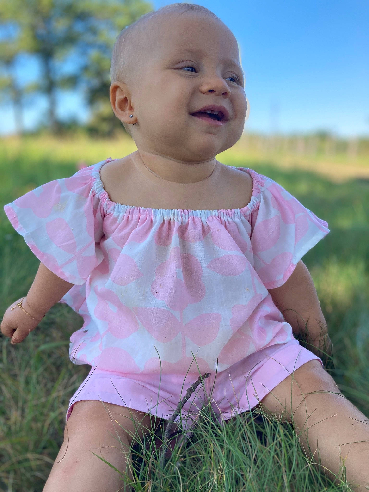 Cassy a rejoint le concours — aidez-le/la à gagner de superbes lots ! baby, baby_toddler_clothing, beauty, child, dress, face, grass, grass_family, happy, head, people_in_nature, person, pink, plant, skin, sky, sleeve, smile, summer, t_shirt