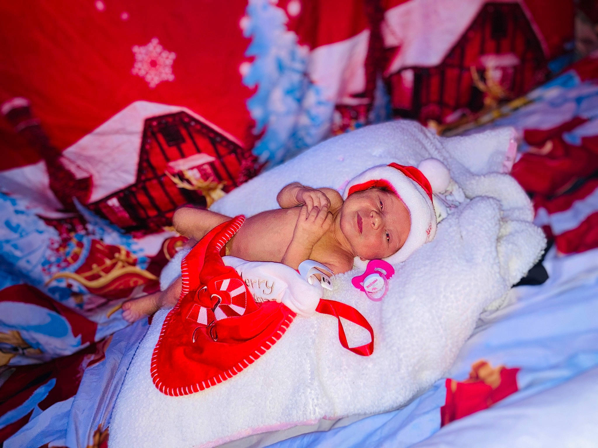 Cassy a rejoint le concours — aidez-le/la à gagner de superbes lots ! baby, child, christmas, christmas_eve, fictional_character, fun, happy, headwear, linens, person, red, skin, smile, textile, toddler