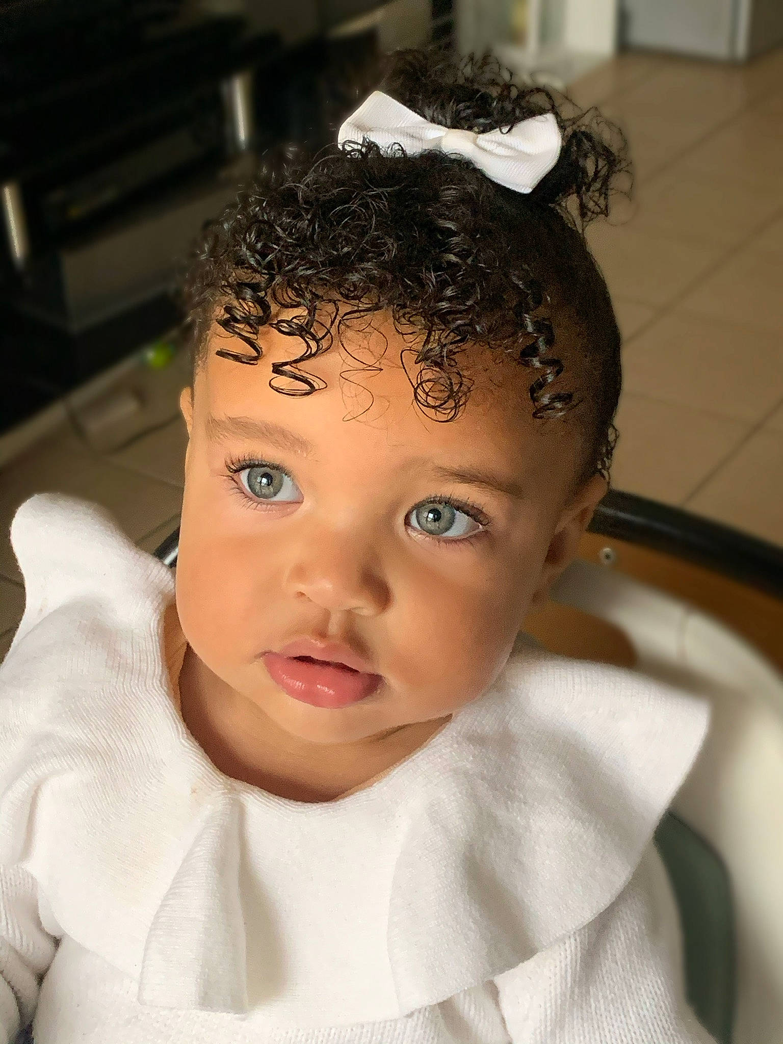 Layanah a rejoint le concours — aidez-le/la à gagner de superbes lots ! art, black_hair, cheek, chin, ear, eye, eyebrow, eyelash, forehead, fun, hair, happy, headpiece, jaw, lip, no_expression, nonbuilding_structure, nose, person, sitting