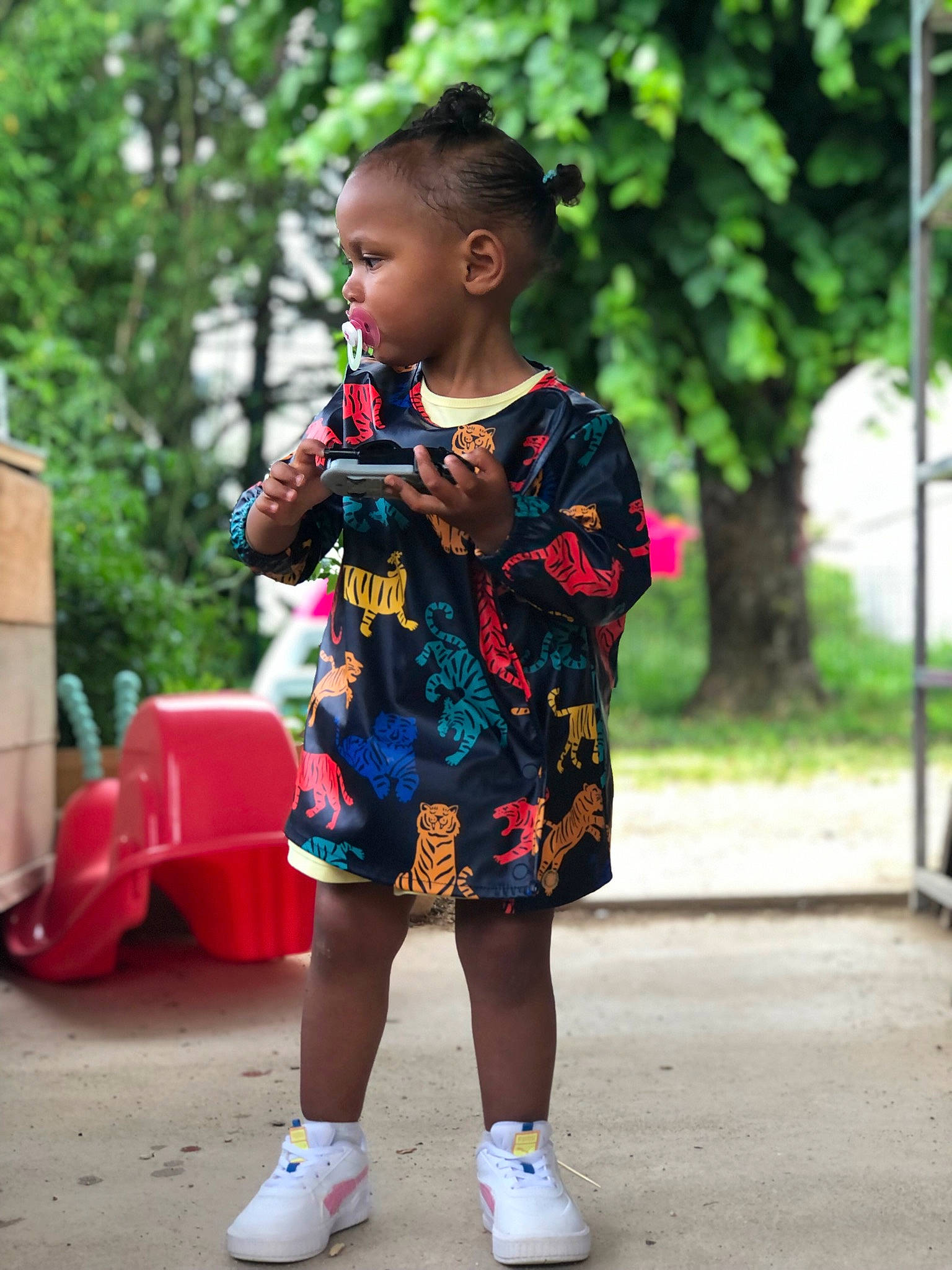 Kyara participe au concours pour gagner de l'argent avec cette photo : child, electric_blue, event, facial_expression, fun, grass, happy, jewellery, leisure, magenta, necklace, pattern, person, recreation, road, sitting, spring, street_fashion, t_shirt, toddler