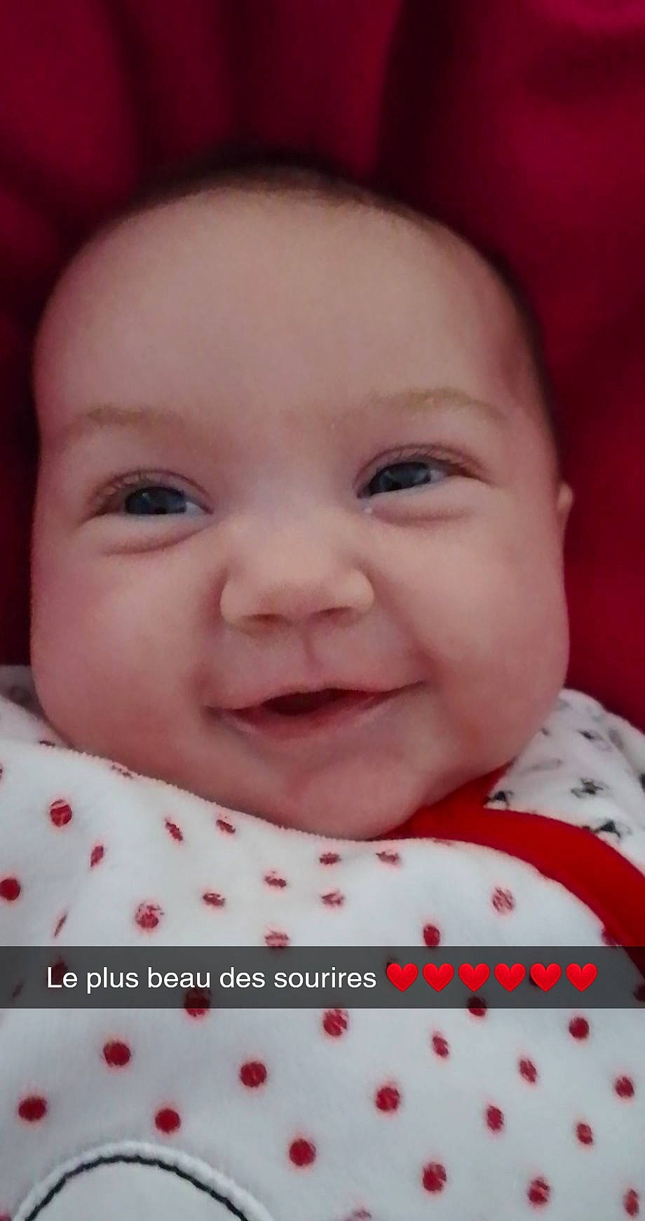 Louna participe au concours pour gagner de l'argent avec cette photo : baby_toddler_clothing, beauty, cheek, child, chin, eyebrow, face, facial_expression, forehead, happy, iris, lip, mouth, nose, organ, pattern, person, pink, red, skin