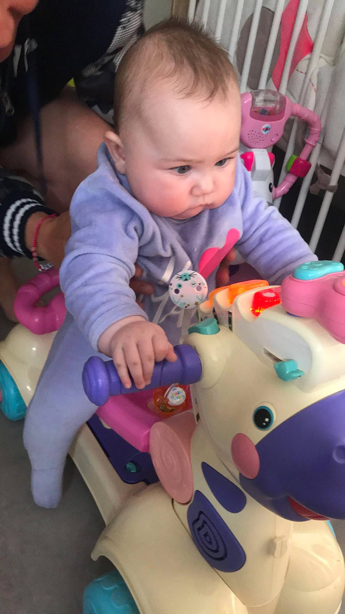 Louna a rejoint le concours — aidez-le/la à gagner de superbes lots ! arm, baby, baby_toddler_clothing, cheek, child, eye, face, fun, head, iris, organ, person, photograph, pink, product, purple, skin, textile, toddler, toy