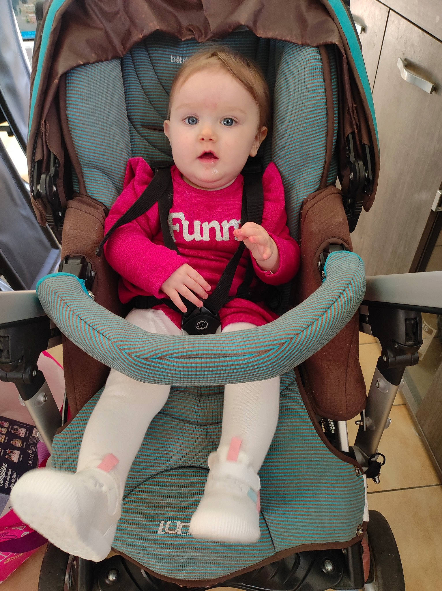 Mayanna a rejoint le concours — aidez-le/la à gagner de superbes lots ! auto_part, baby, baby_carriage, baby_products, baby_safety, baby_toddler_clothing, beauty, car_seat, child, comfort, fun, lap, leg, person, product, sitting, skin, surprise, tire, toddler